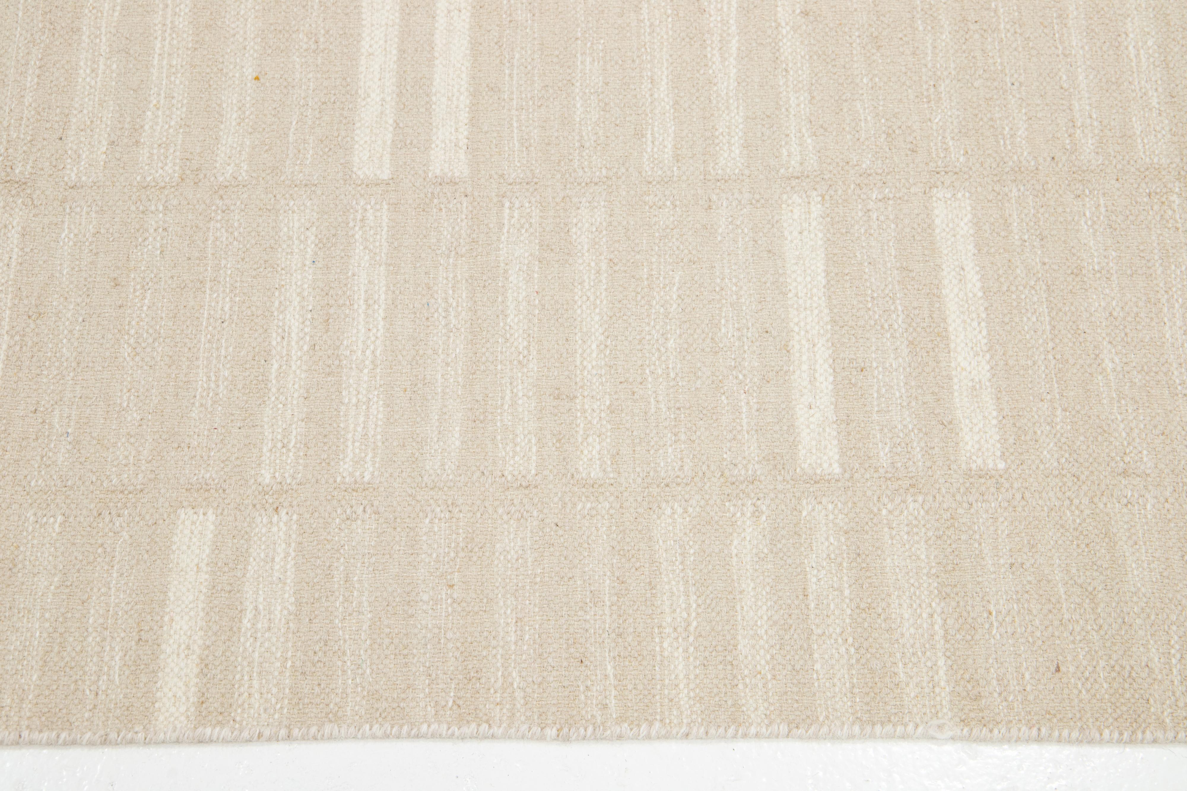 Annodato a mano Design moderno e geometrico  Rug & Kilim a trama piatta in lana beige in vendita