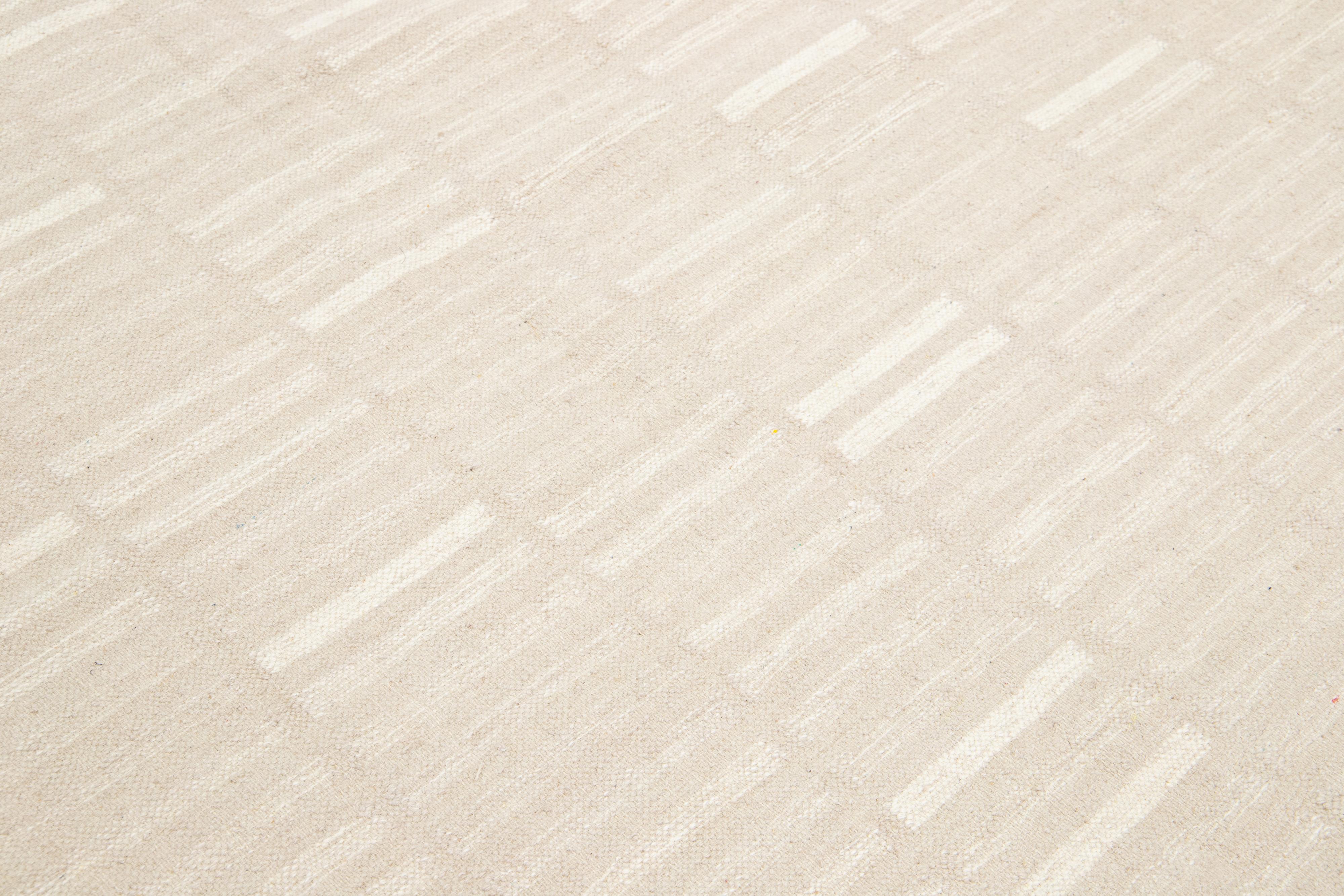 Design moderno e geometrico  Rug & Kilim a trama piatta in lana beige In condizioni Nuovo in vendita a Norwalk, CT