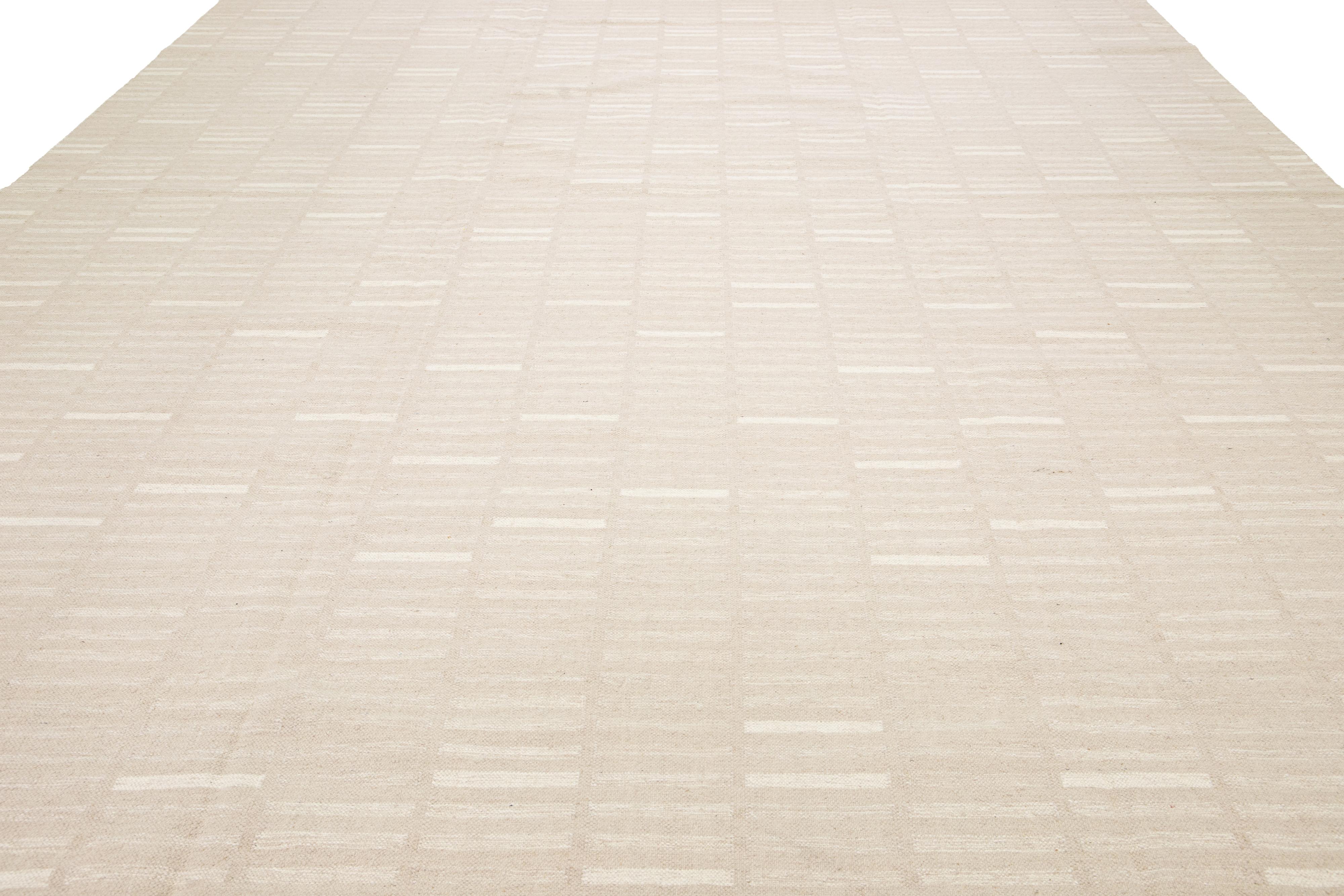 XXI secolo e contemporaneo Design moderno e geometrico  Rug & Kilim a trama piatta in lana beige in vendita