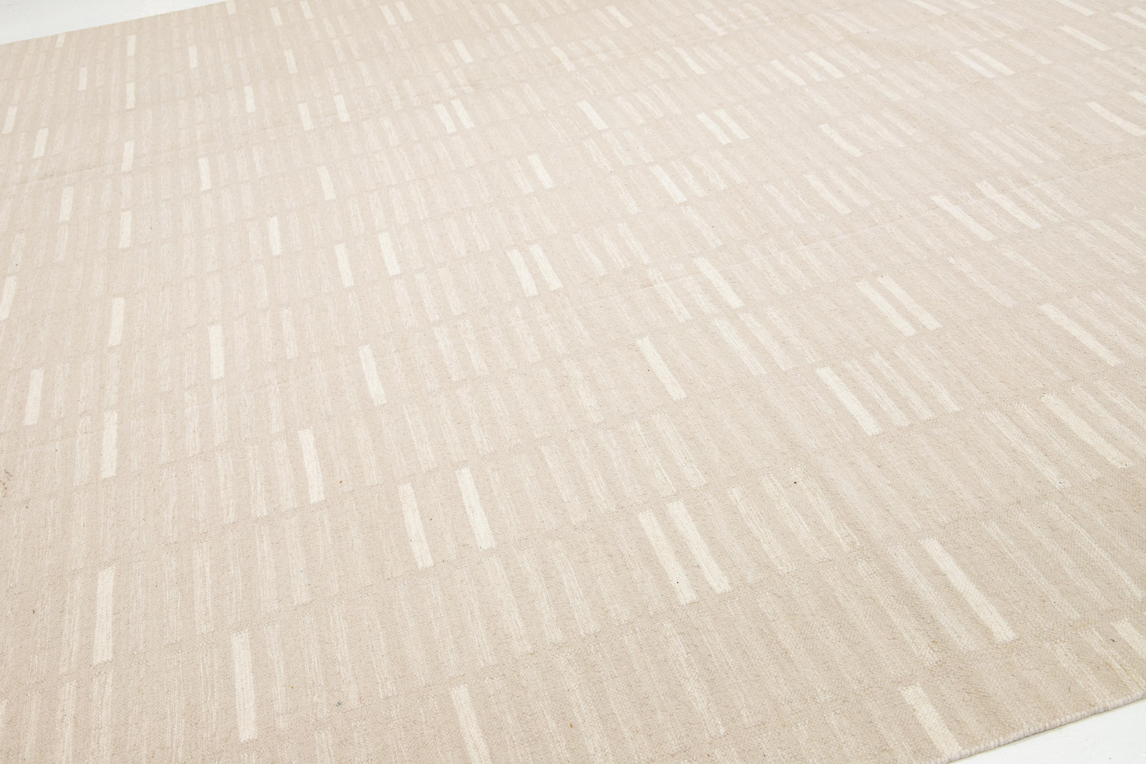Lana Design moderno e geometrico  Rug & Kilim a trama piatta in lana beige in vendita