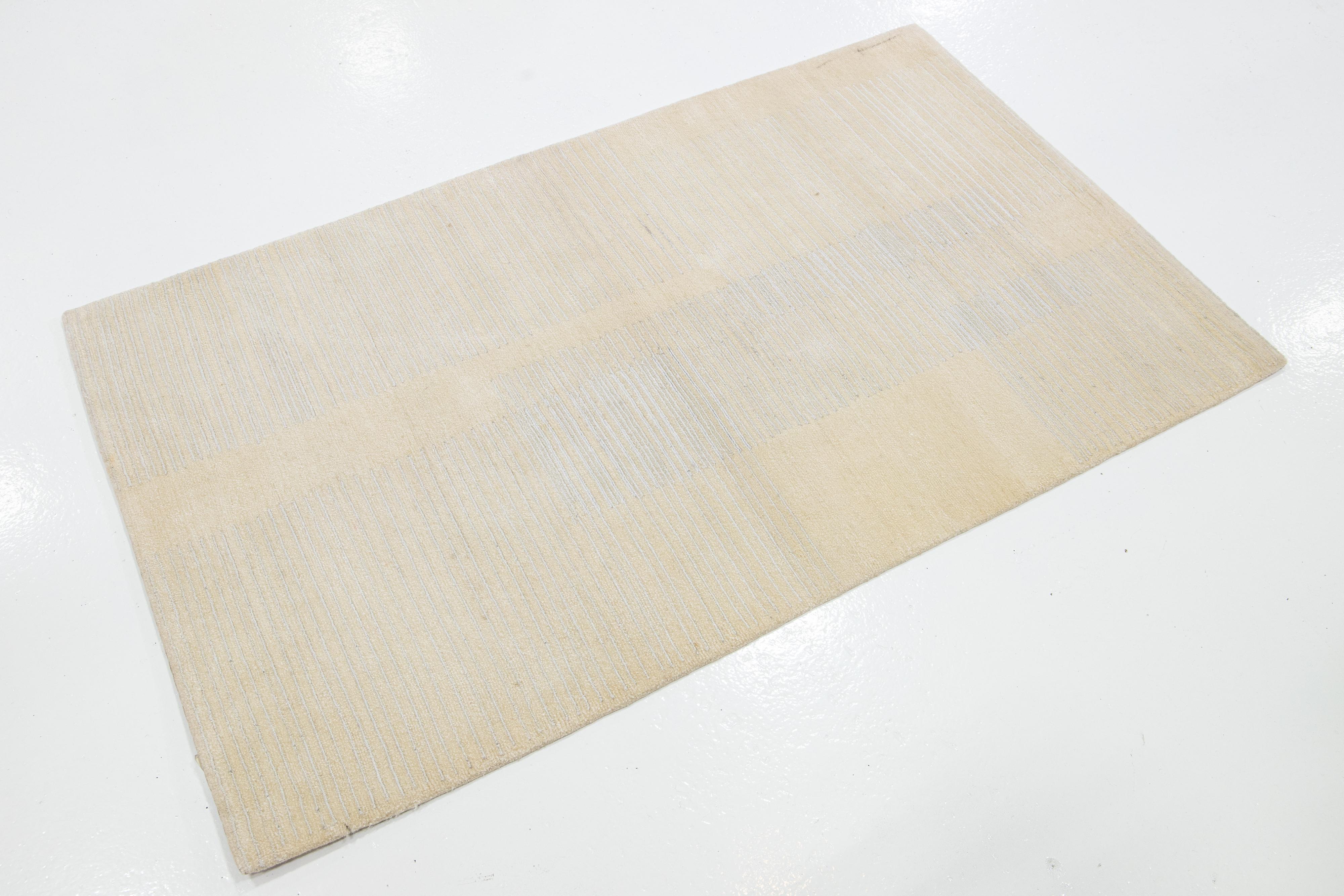 Questo tappeto personalizzato presenta un design moderno con colori contrastanti e un elegante motivo argentato su un campo bianco crema.

Il prezzo si basa su una superficie di 8' x 10'.