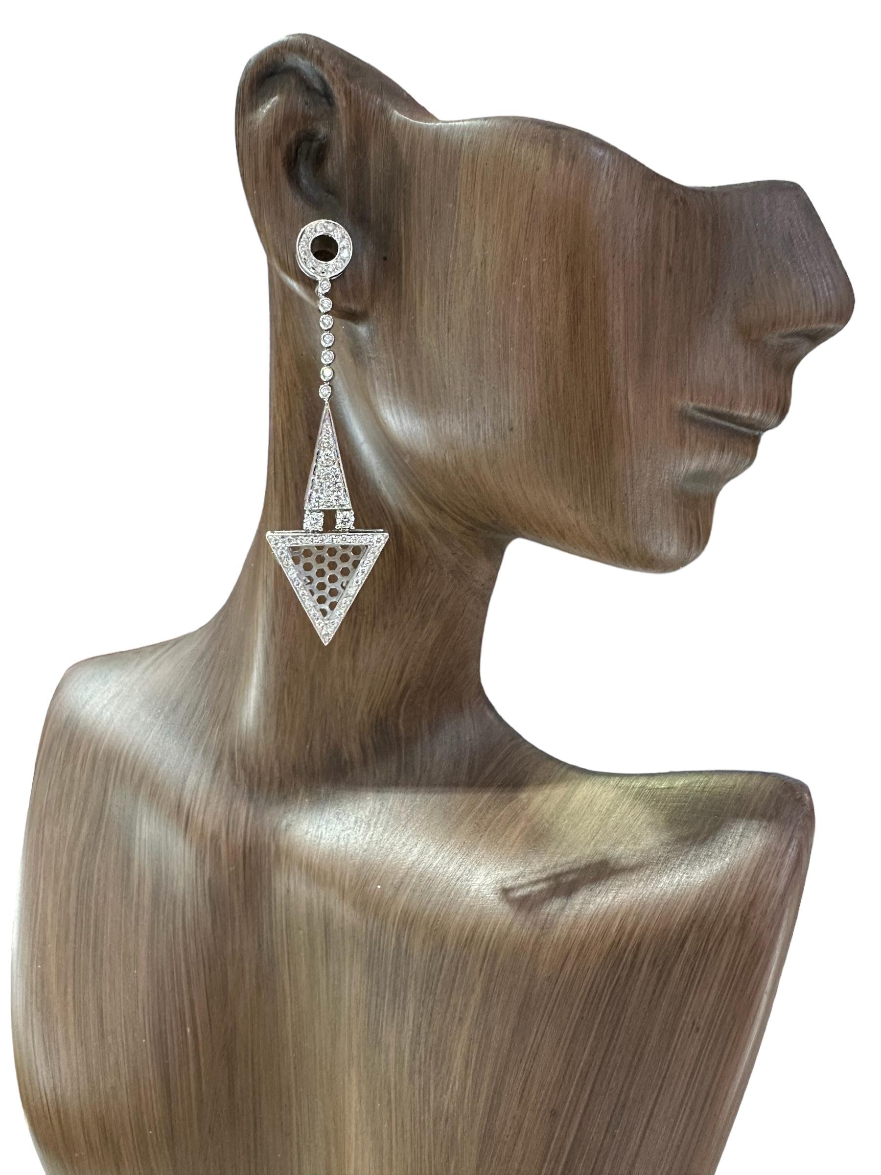 Échappez à l'ordinaire avec ces boucles d'oreilles en diamant au style audacieux et magnifique proposées par Alex & Co. Ces boucles d'oreilles en or blanc 18 carats et diamants sont illuminées par un pavage de 116 diamants blancs totalisant environ