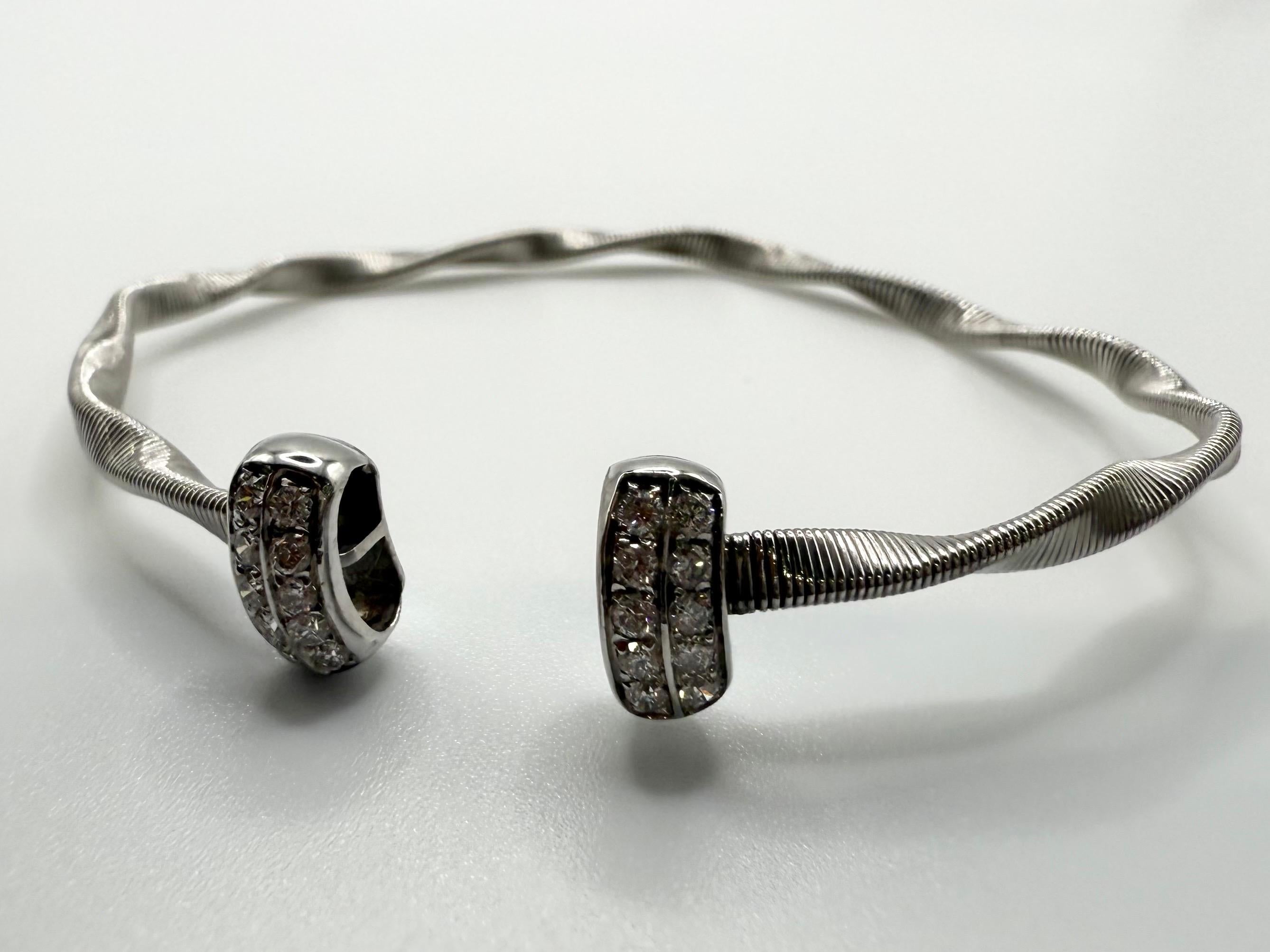 Bracciale bangle super diverso in oro 14KT con diamanti naturali per un totale di 0,35 carati di purezza VS-SI e colore F-G; il bracciale ha un peso di 9,40 grammi ed è completamente mobile.

**Tutti gli oggetti lasciano la nostra sede con un