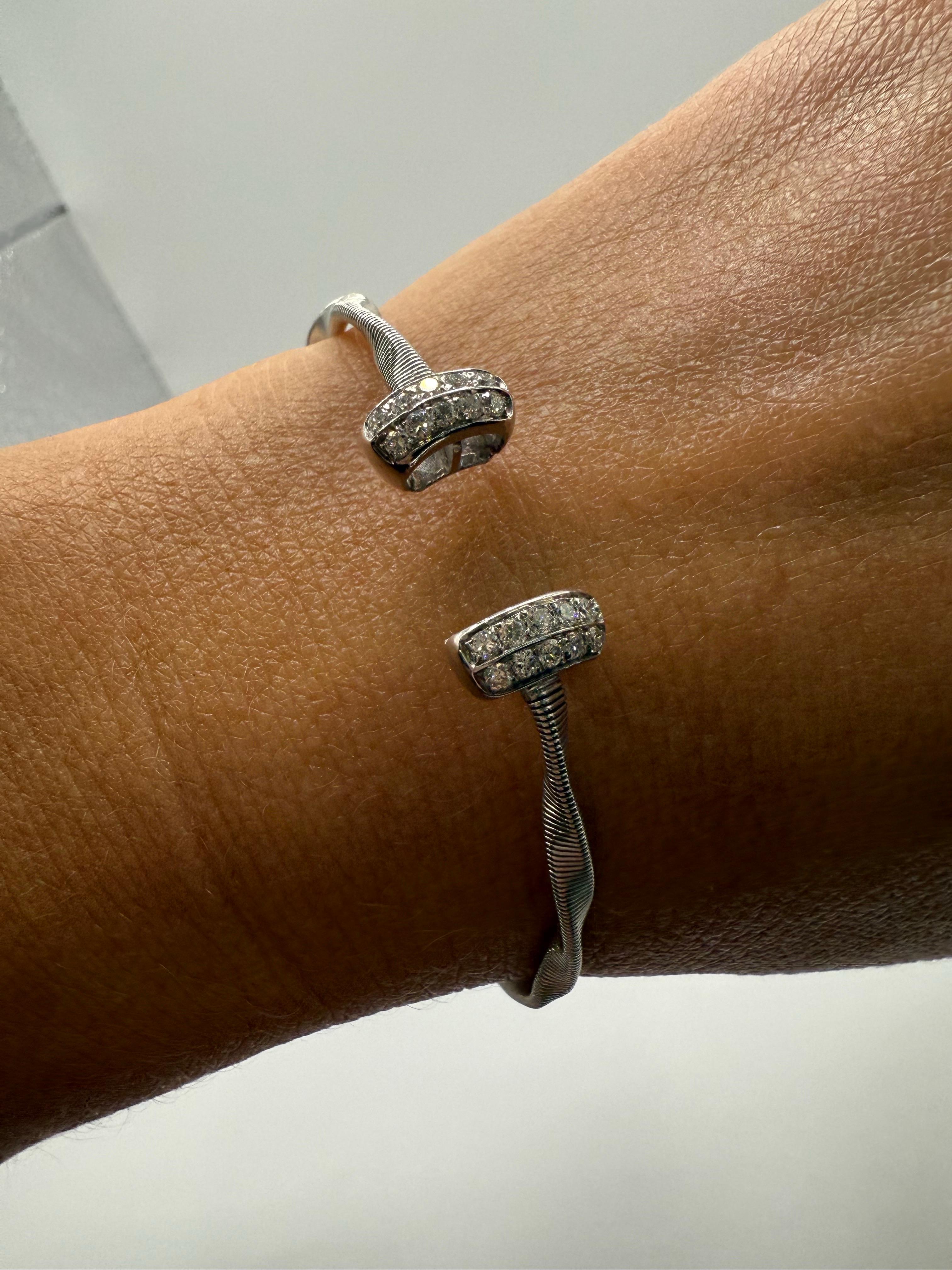 Taglio brillante Braccialetto moderno geometrico con diamante mobile in oro bianco 14KT 9,4grammi in vendita