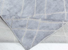 Tapis moderne en soie à motifs géométriques en losanges, gris ardoise, « Crystalline », par Doris Leslie Blau