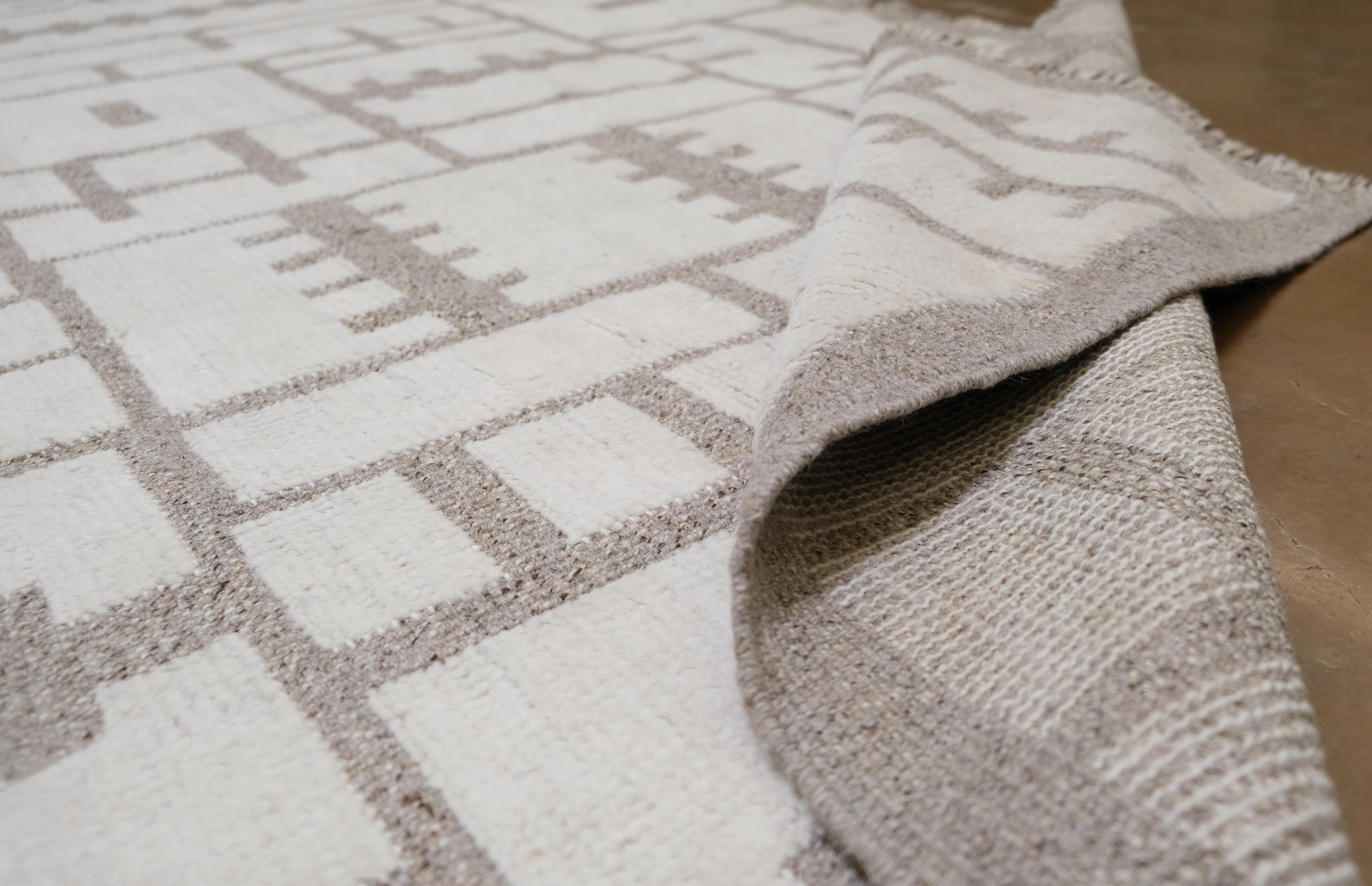 Mit seinem fesselnden geometrischen, abstrakten Design in neutralen Tönen verleiht dieser Teppich jedem Interieur eine moderne Ausstrahlung. Das komplizierte Muster aus miteinander verbundenen Formen und Linien ist sowohl dynamisch als auch