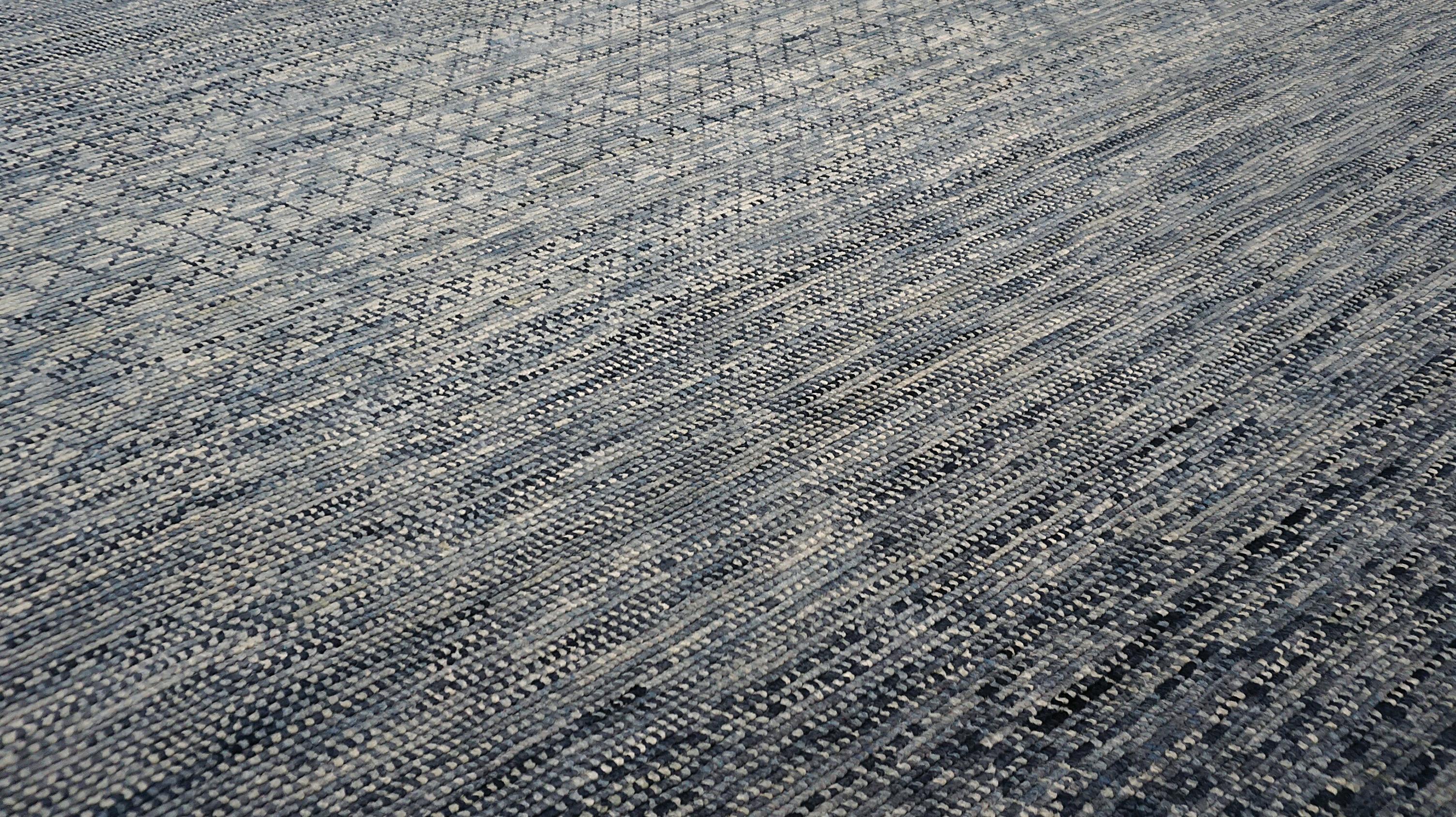 Moderner geometrischer grauer und blauer Wollteppich 9'3''x12'3'' im Angebot 3