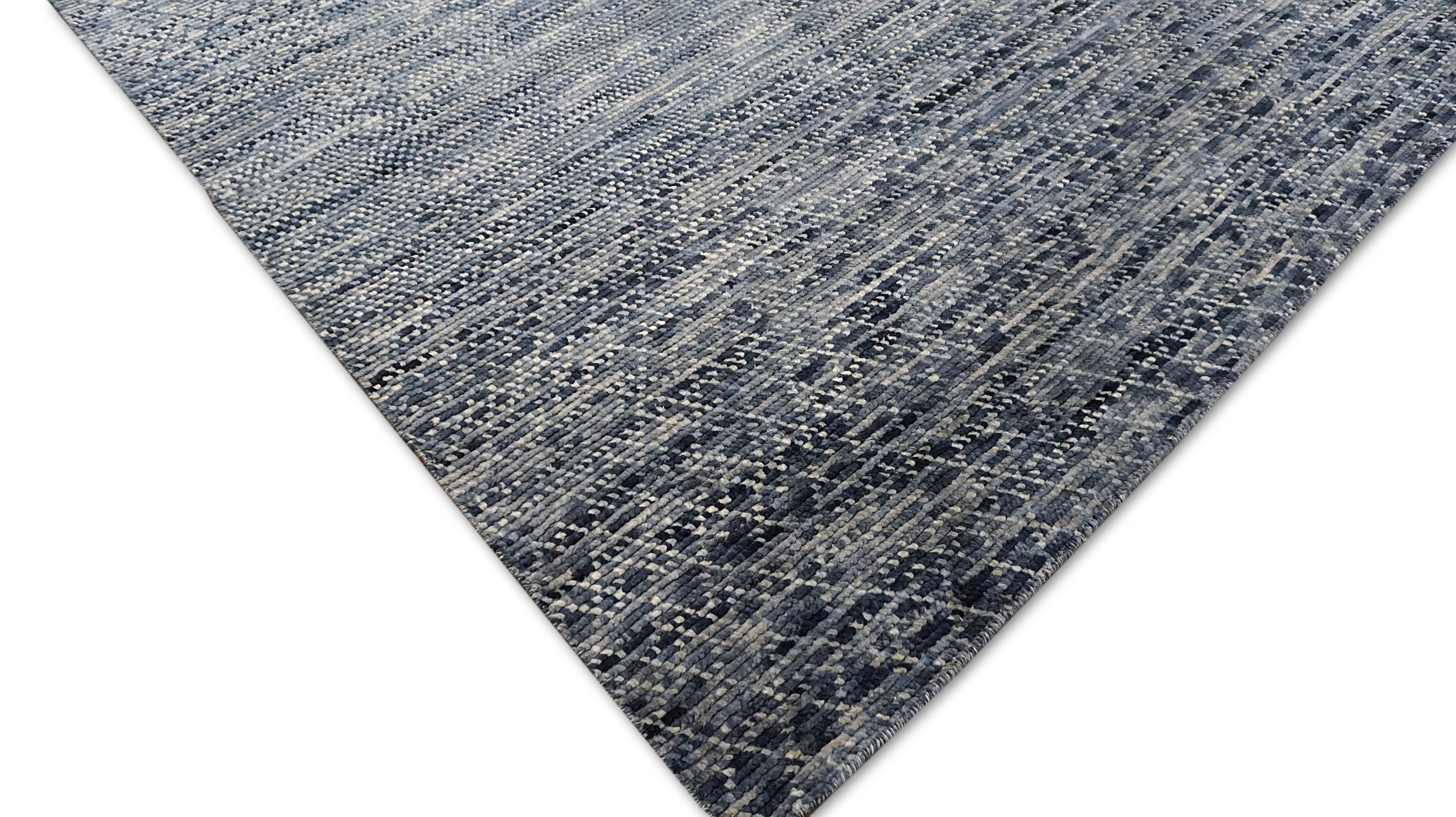 Diese handgeknüpfte Wolle besticht durch eine Mischung aus geometrischer Präzision und handwerklicher Textur. Das komplexe Rautengittermuster, dessen Intensität von der Mitte zu den Rändern hin allmählich abnimmt, wurde sorgfältig verarbeitet, um