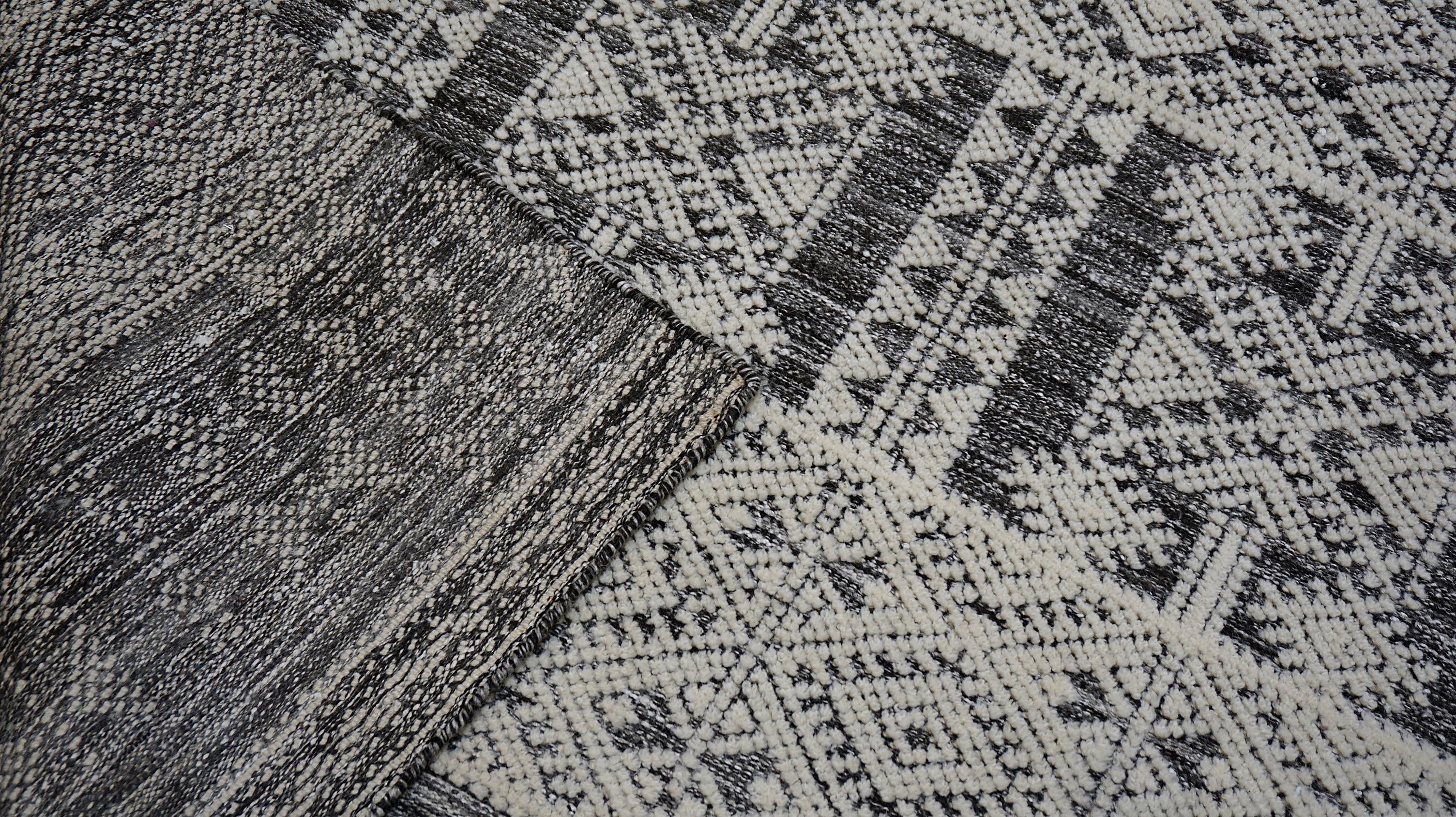Alfombra Geométrica Moderna de Lana Tribal Gris y Marfil 8'10''x11'10'' en Nuevo estado para la venta en Torrance, CA
