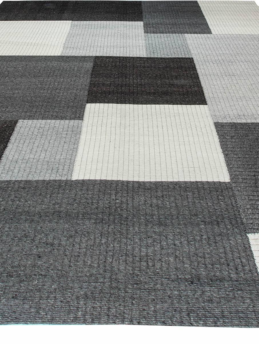 Indien Tapis géométrique moderne gris, blanc et noir de Doris Leslie Blau en vente