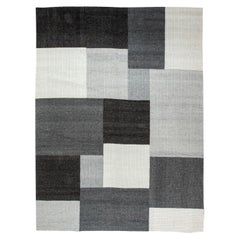 Tapis géométrique moderne gris, blanc et noir de Doris Leslie Blau