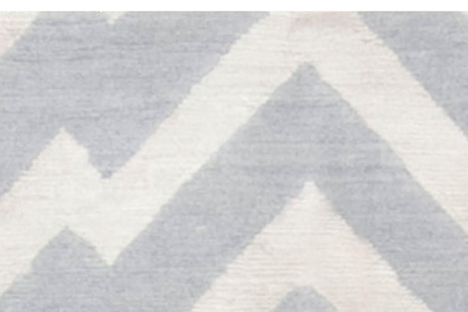 Nepalese Runner geometrico moderno in seta e lana annodato a mano di Doris Leslie Blau in vendita