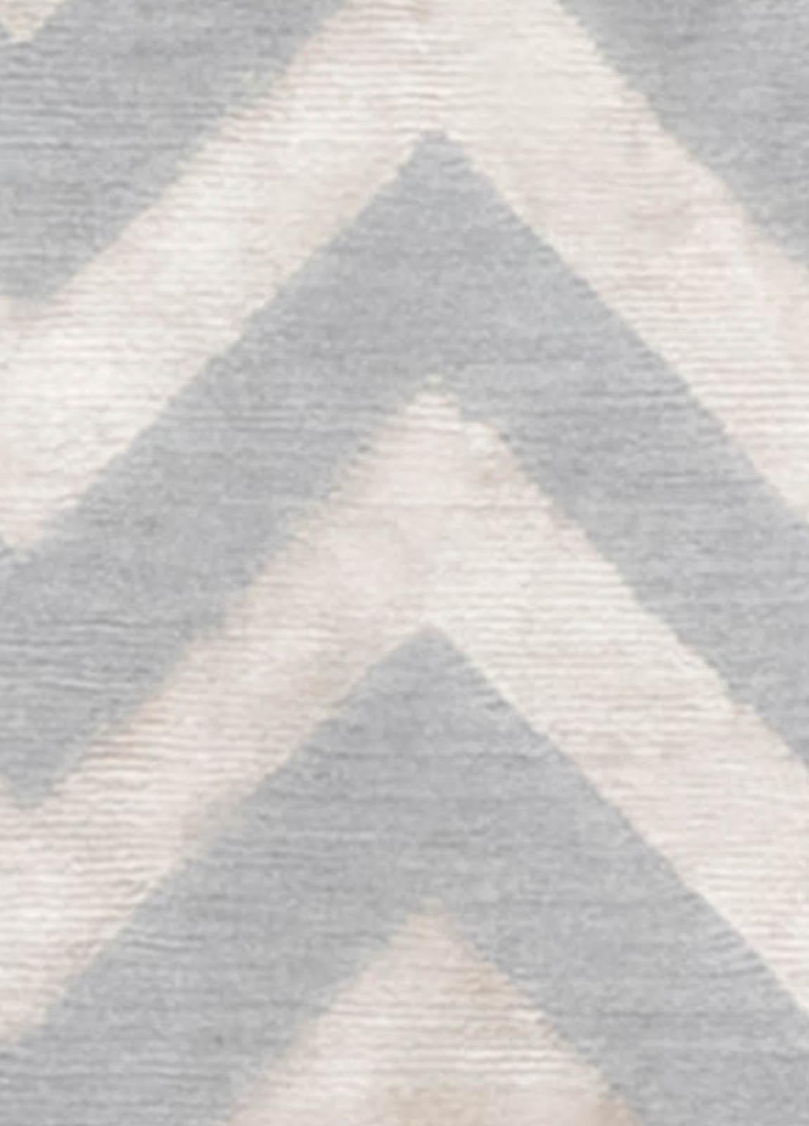 Tapis de course géométrique moderne en soie et laine nouée à la main - artisanat tibétain dans des tons gris doux par Doris Leslie Blau.
Taille : 63 × 264 cm (2'1