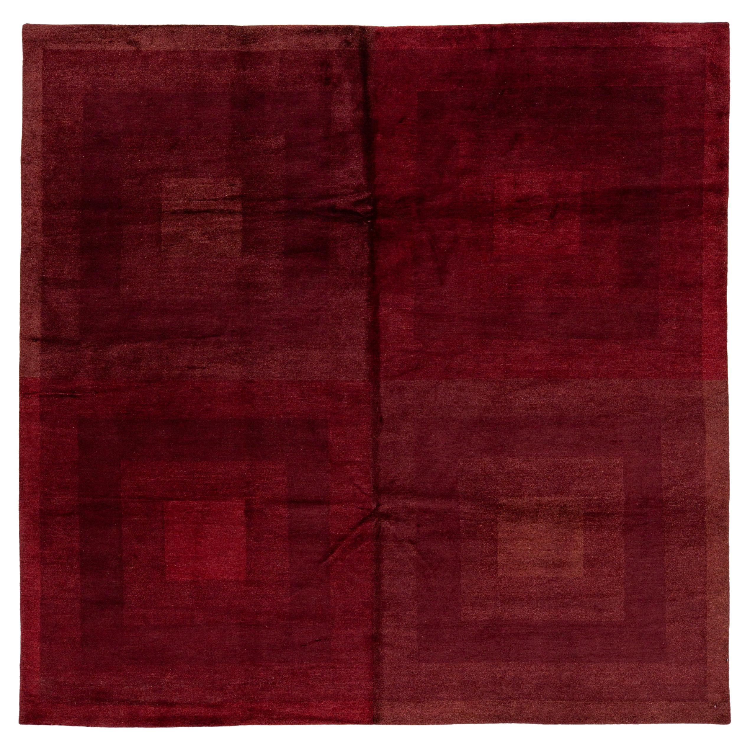 Modern Geometric Hand-Knotted Tibetan Wool 
Silk Rug in Ruby Red and Burgundy in vendita