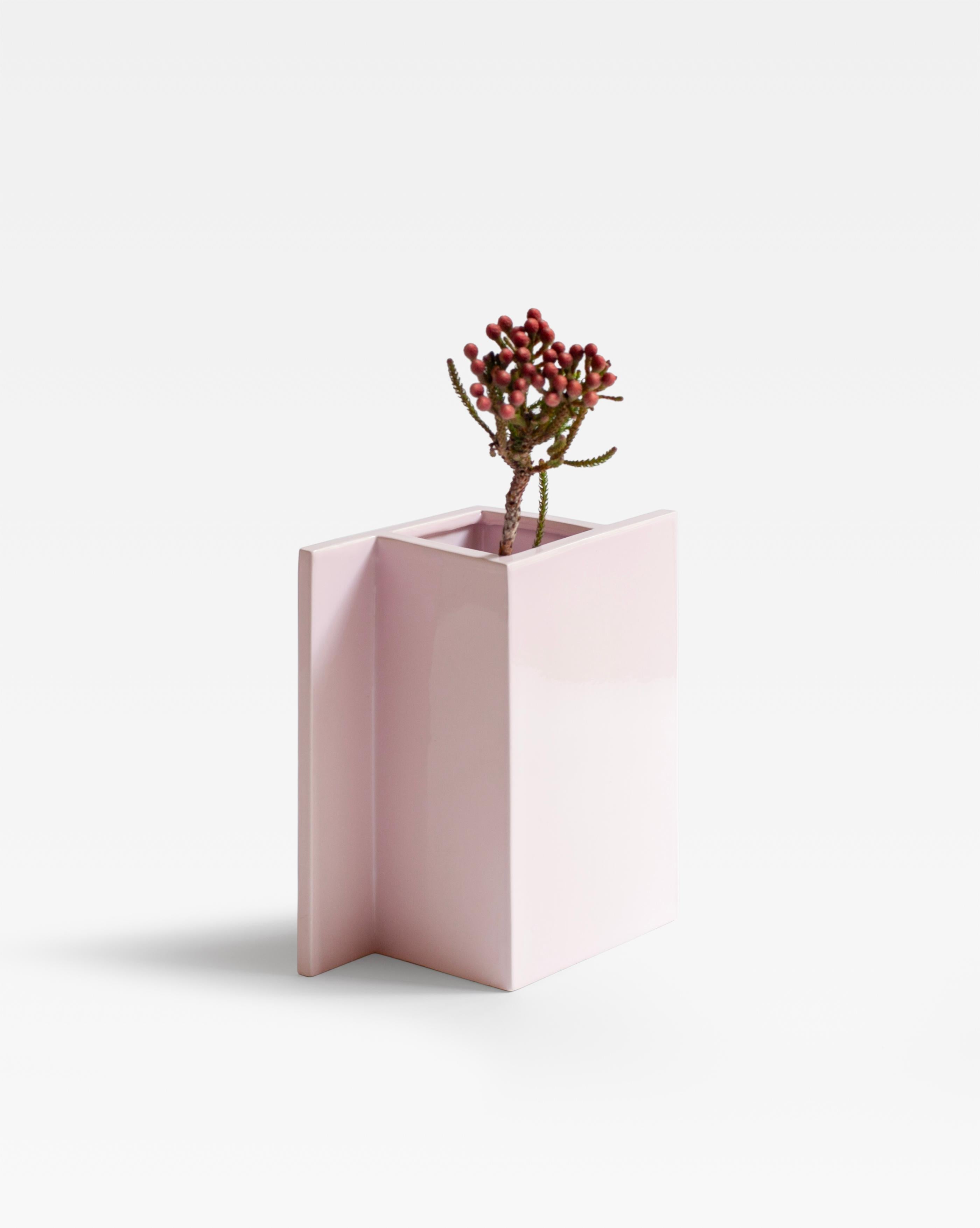 Italiano Vaso geometrico moderno in ceramica rosa realizzato a mano, 