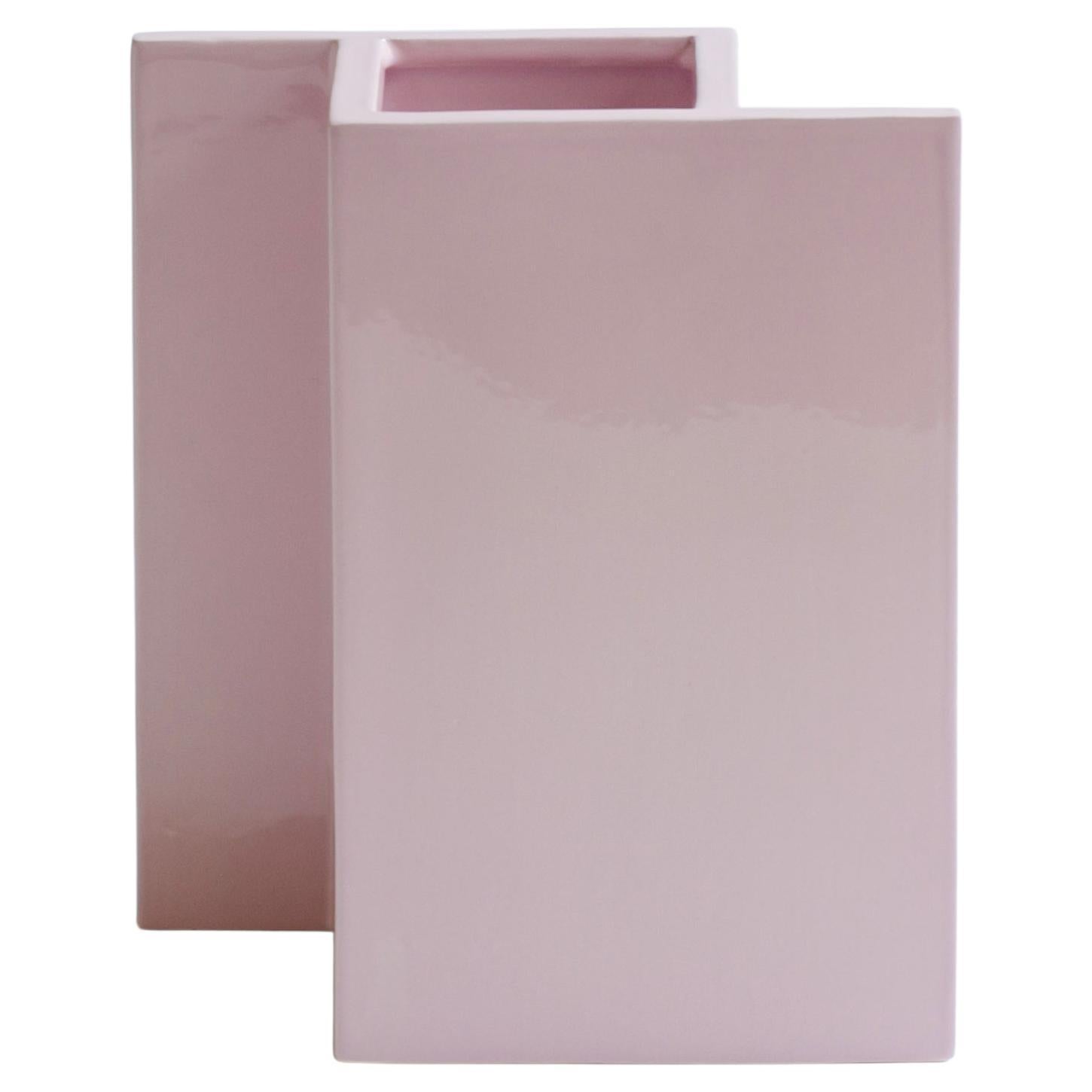 Vaso geometrico moderno in ceramica rosa realizzato a mano, "Rook" di Sara Khamisi, Italia