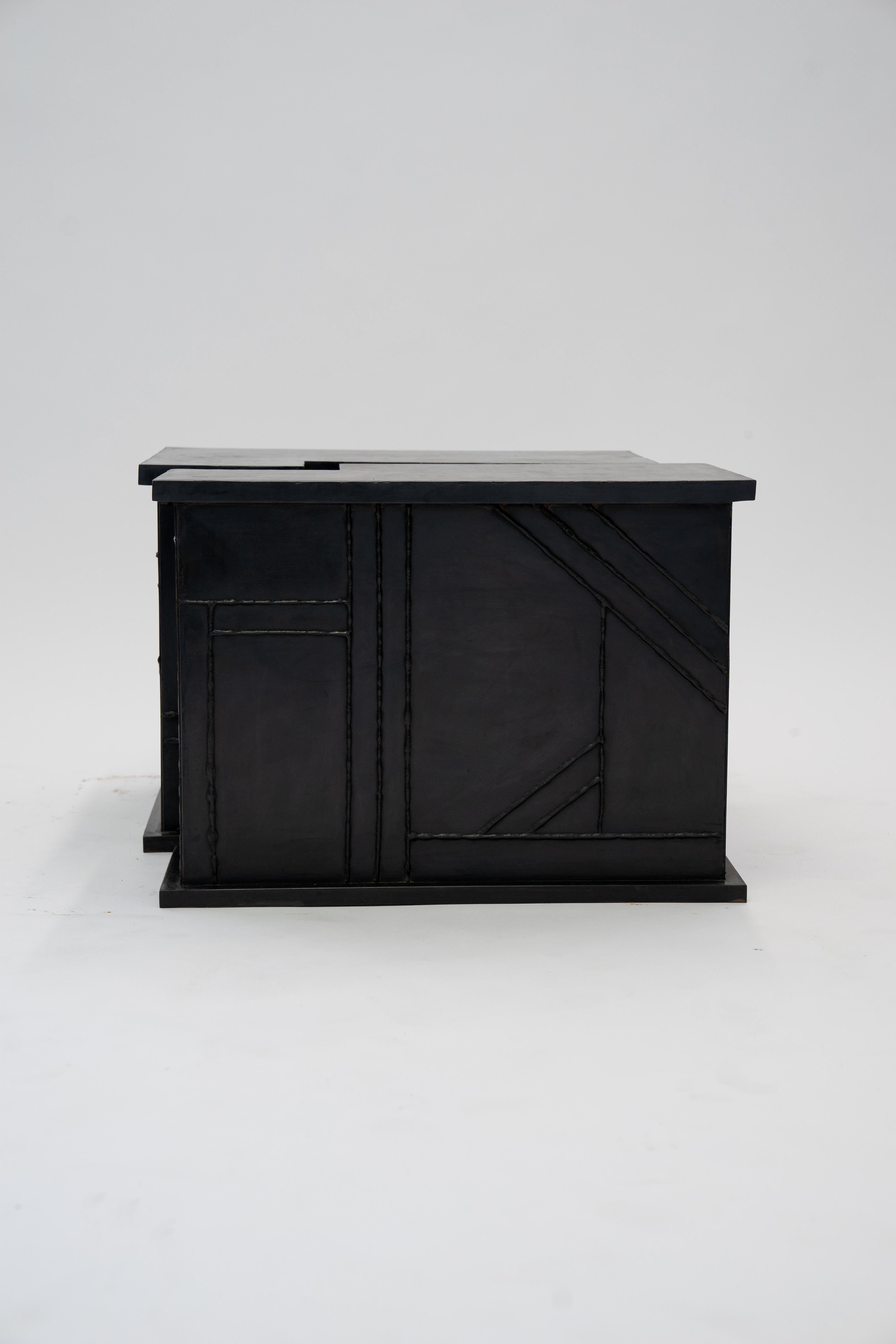 Noirci Table d'appoint/table basse Valley Modern Géométrique faite à la main en acier noirci et ciré en vente