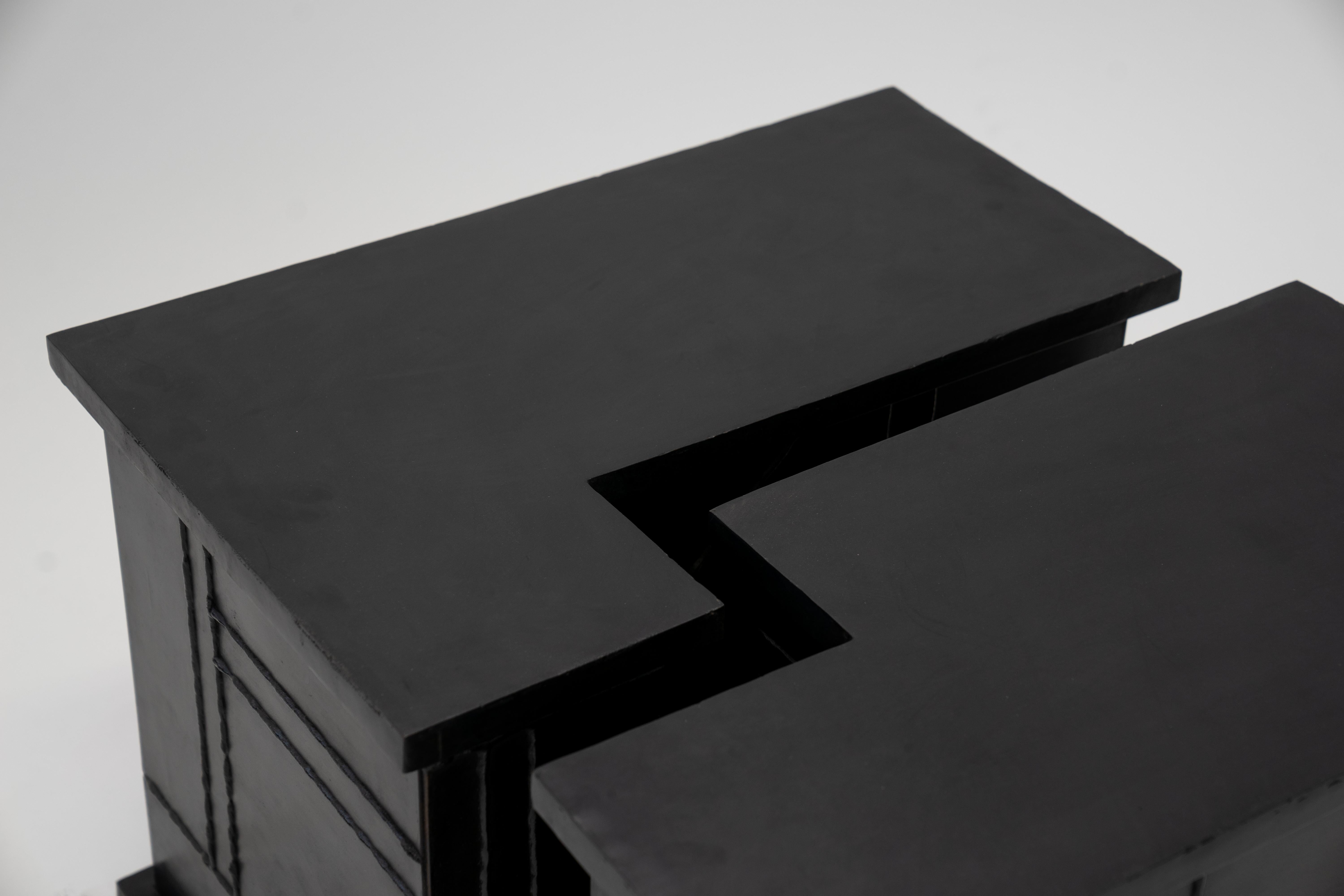 XXIe siècle et contemporain Table d'appoint/table basse Valley Modern Géométrique faite à la main en acier noirci et ciré en vente