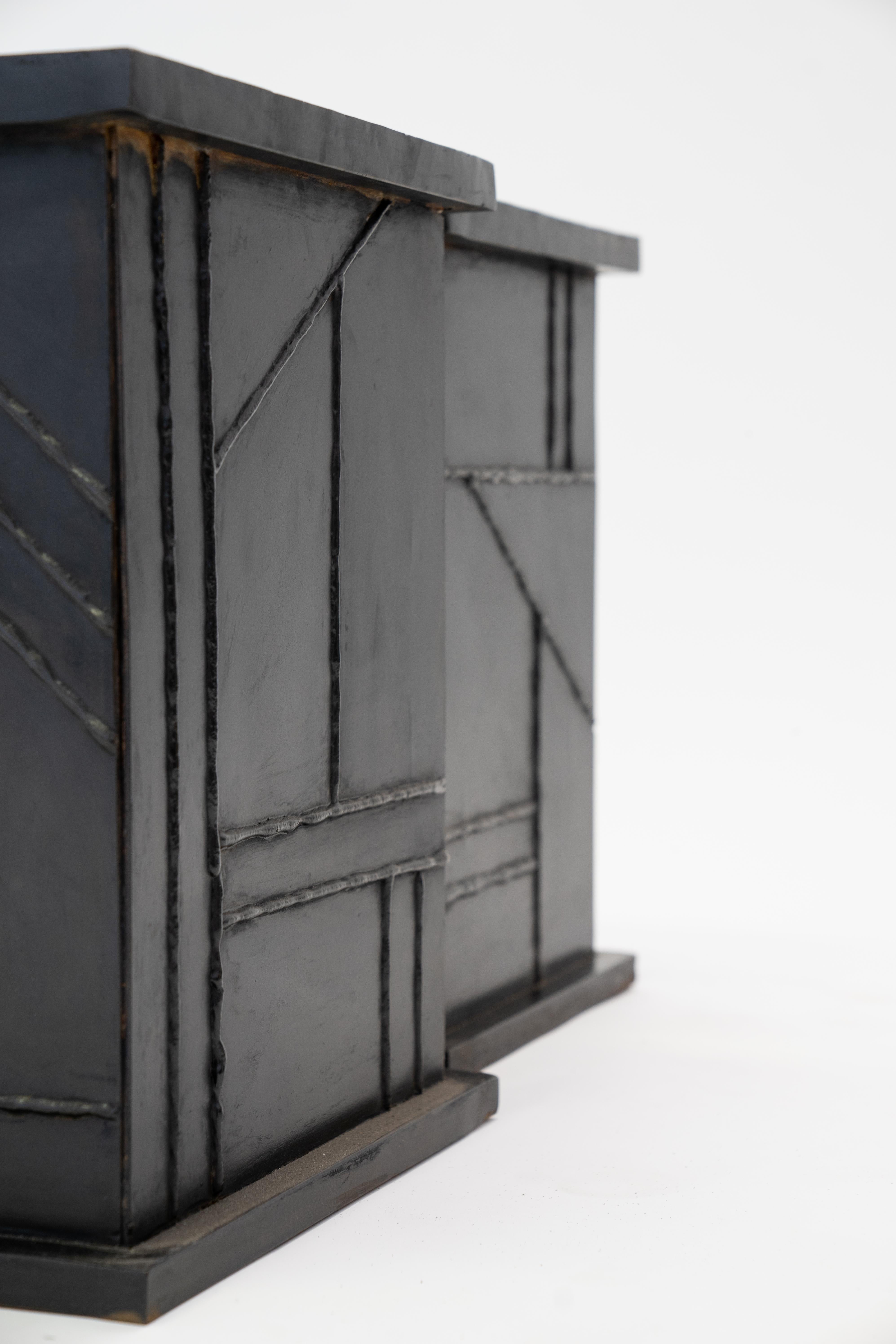 Table d'appoint/table basse Valley Modern Géométrique faite à la main en acier noirci et ciré en vente 1