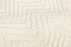 Tappeto artigianale moderno a spina di pesce in crema "Frostbone" di Doris Leslie Blau