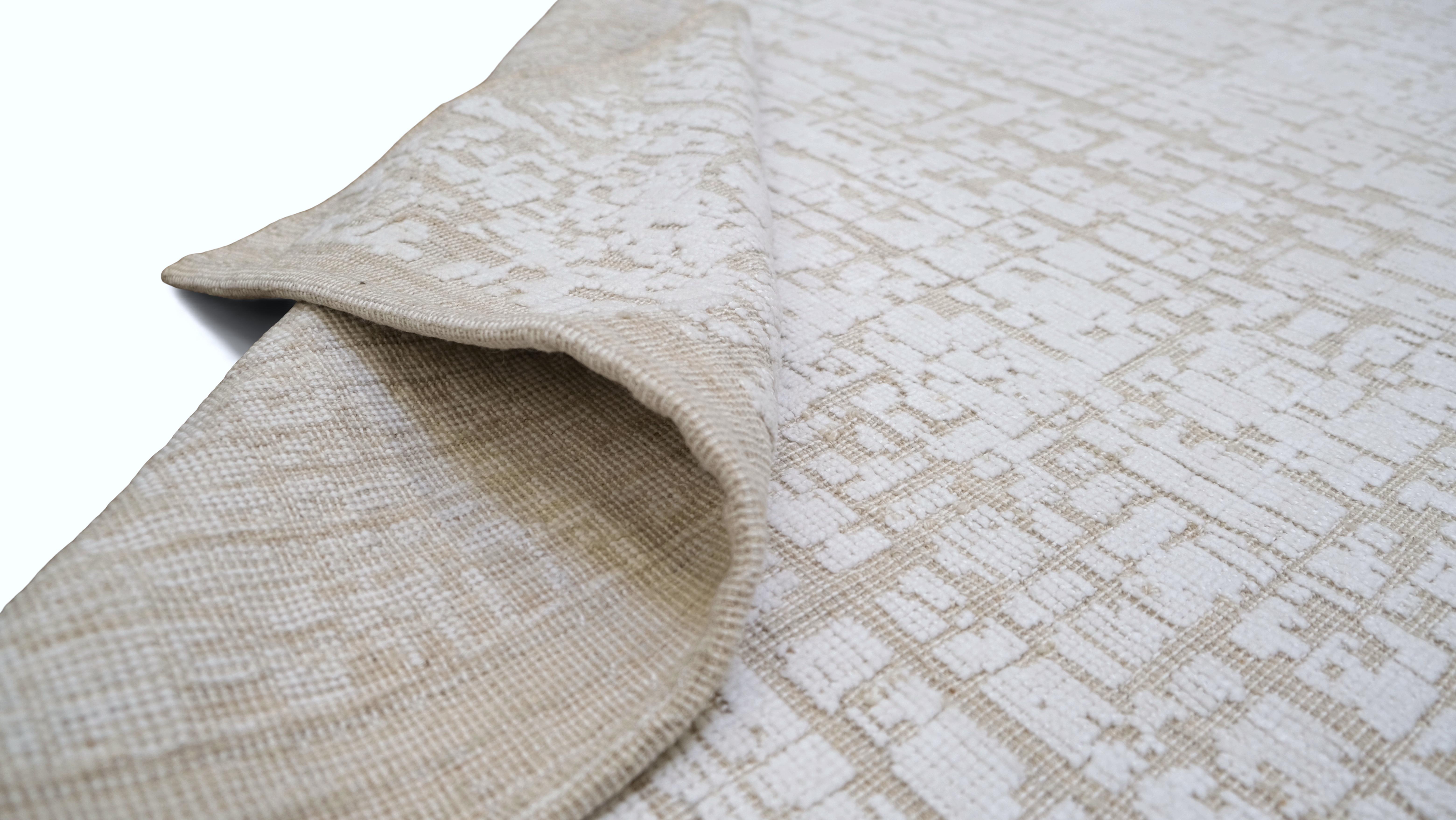 Dieser atemberaubende, handgeknüpfte Teppich aus Wolle und Kunstseide mit seinem abstrakten, strukturierten Design, das moderne Raffinesse mit handwerklicher Kunstfertigkeit verbindet, wertet Ihren Wohnbereich auf. Das komplizierte Muster ähnelt