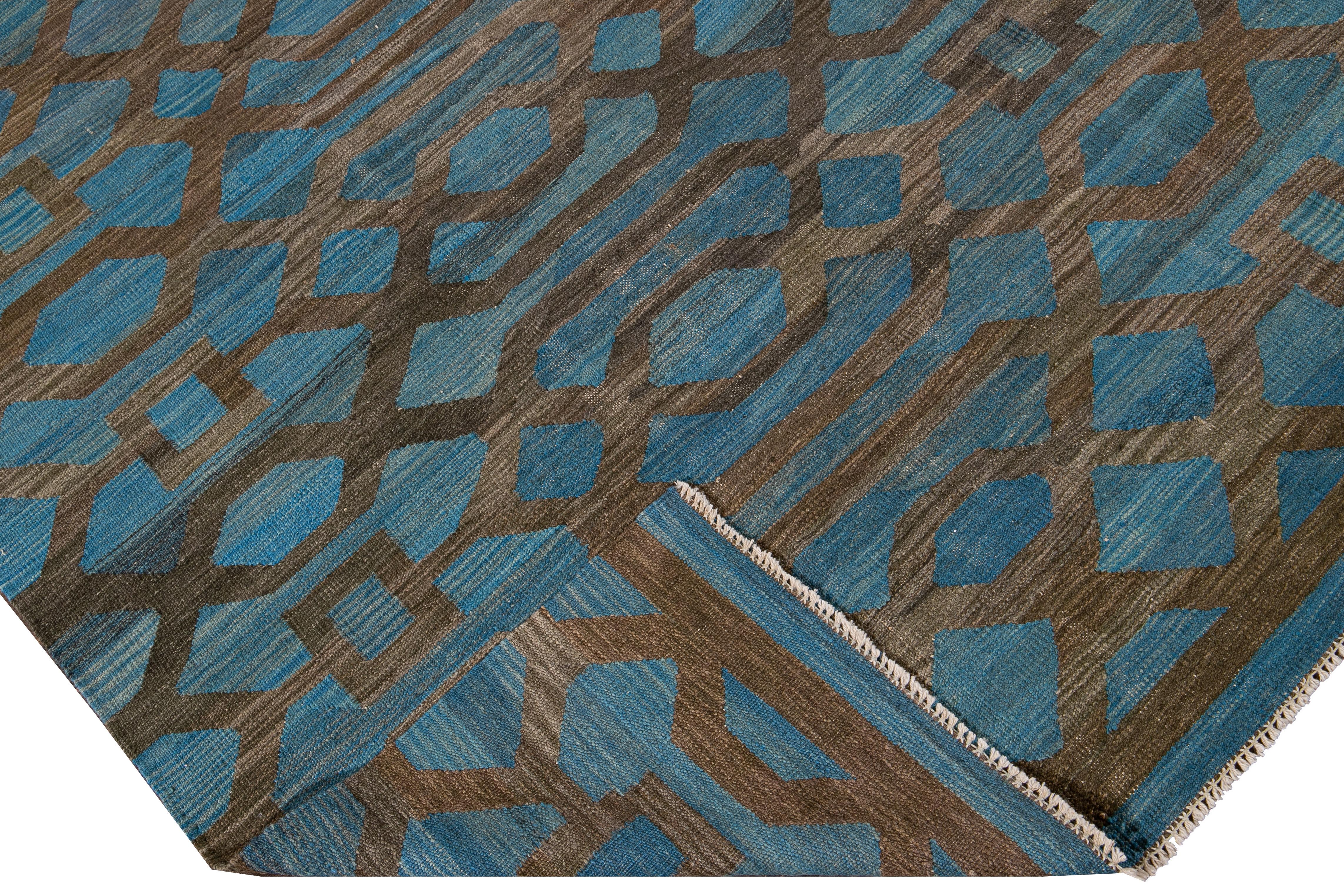 Schöner moderner flachgewebter Kilim-Teppich aus handgefertigter Wolle mit blauem Feld. Dieser Kilim-Teppich hat braune Akzente in einem wunderschönen geometrischen expressionistischen Design.

Dieser Teppich misst: 8'3