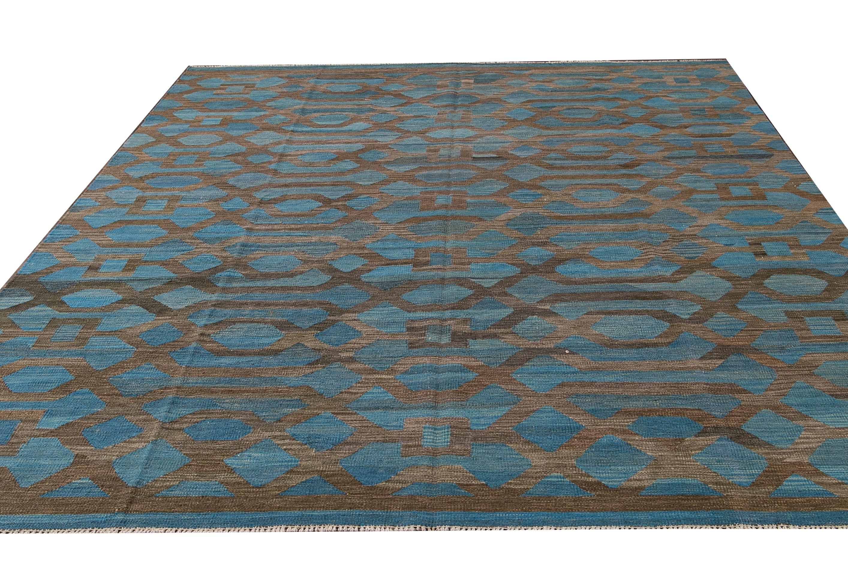 Moderner moderner geometrischer handgefertigter blauer Wollteppich in Zimmergröße (Kelim) im Angebot