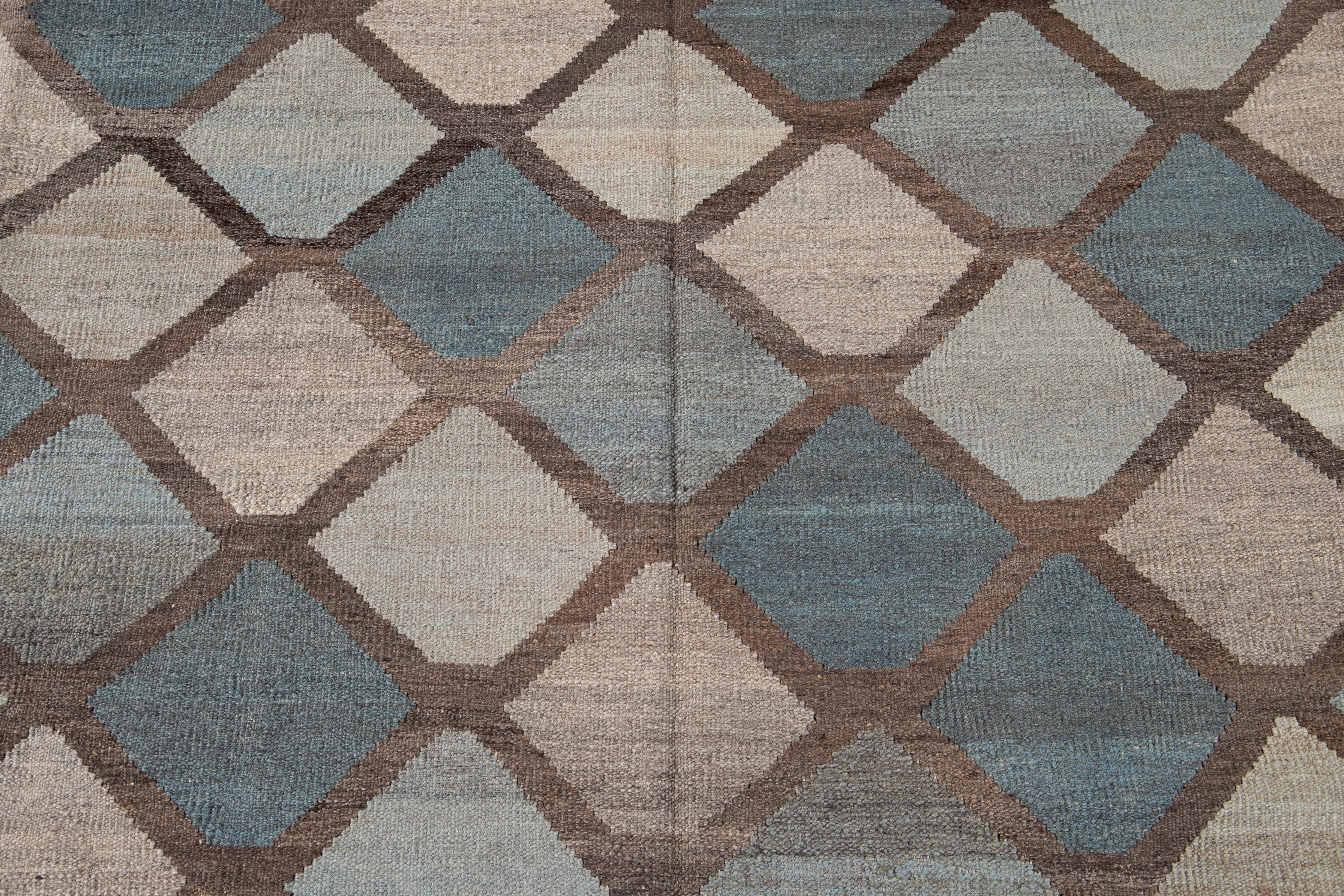Moderner geometrischer Kilim-Teppich aus handgefertigter Wolle im Angebot 3