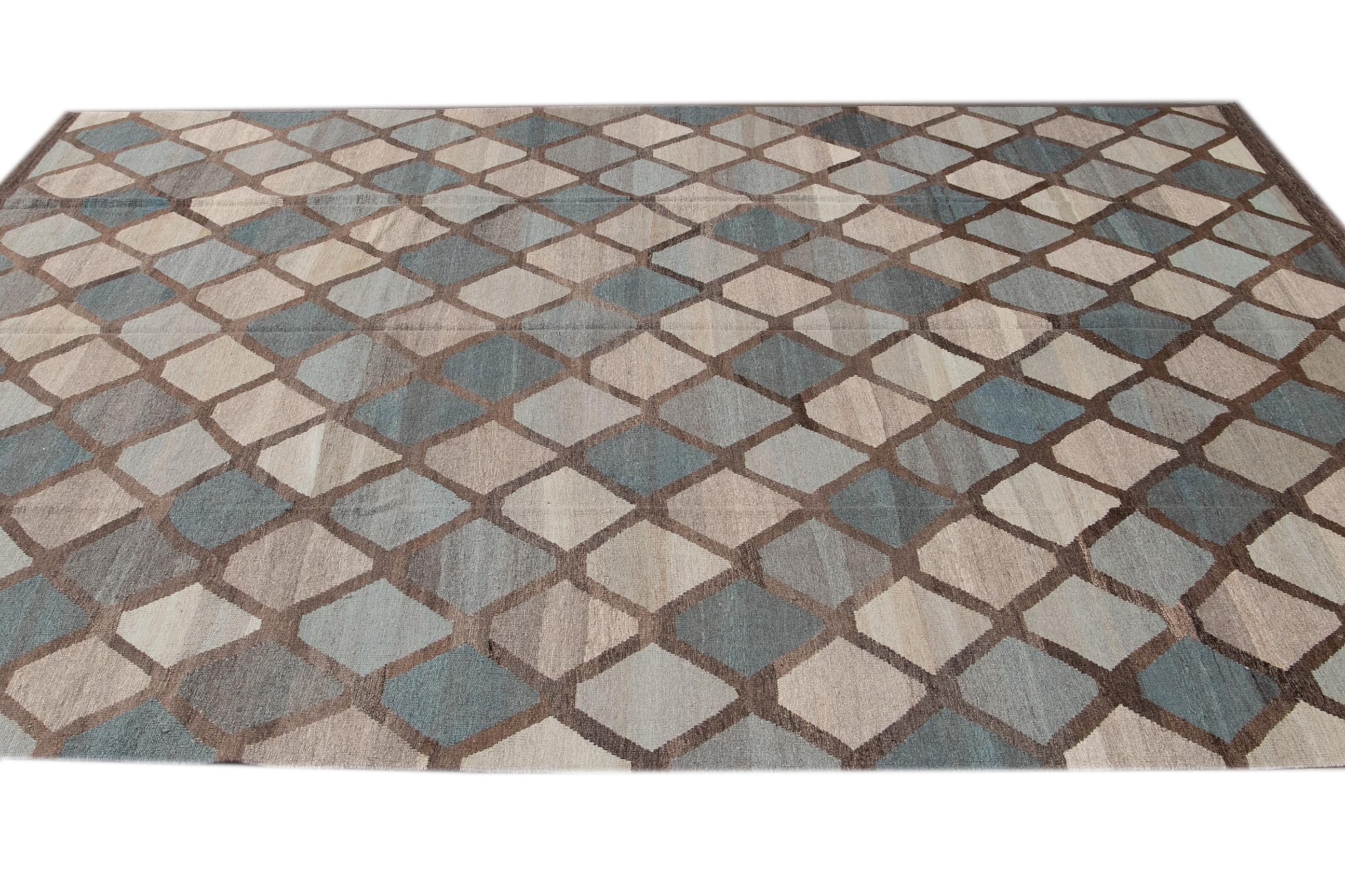 Moderner geometrischer Kilim-Teppich aus handgefertigter Wolle im Angebot 6