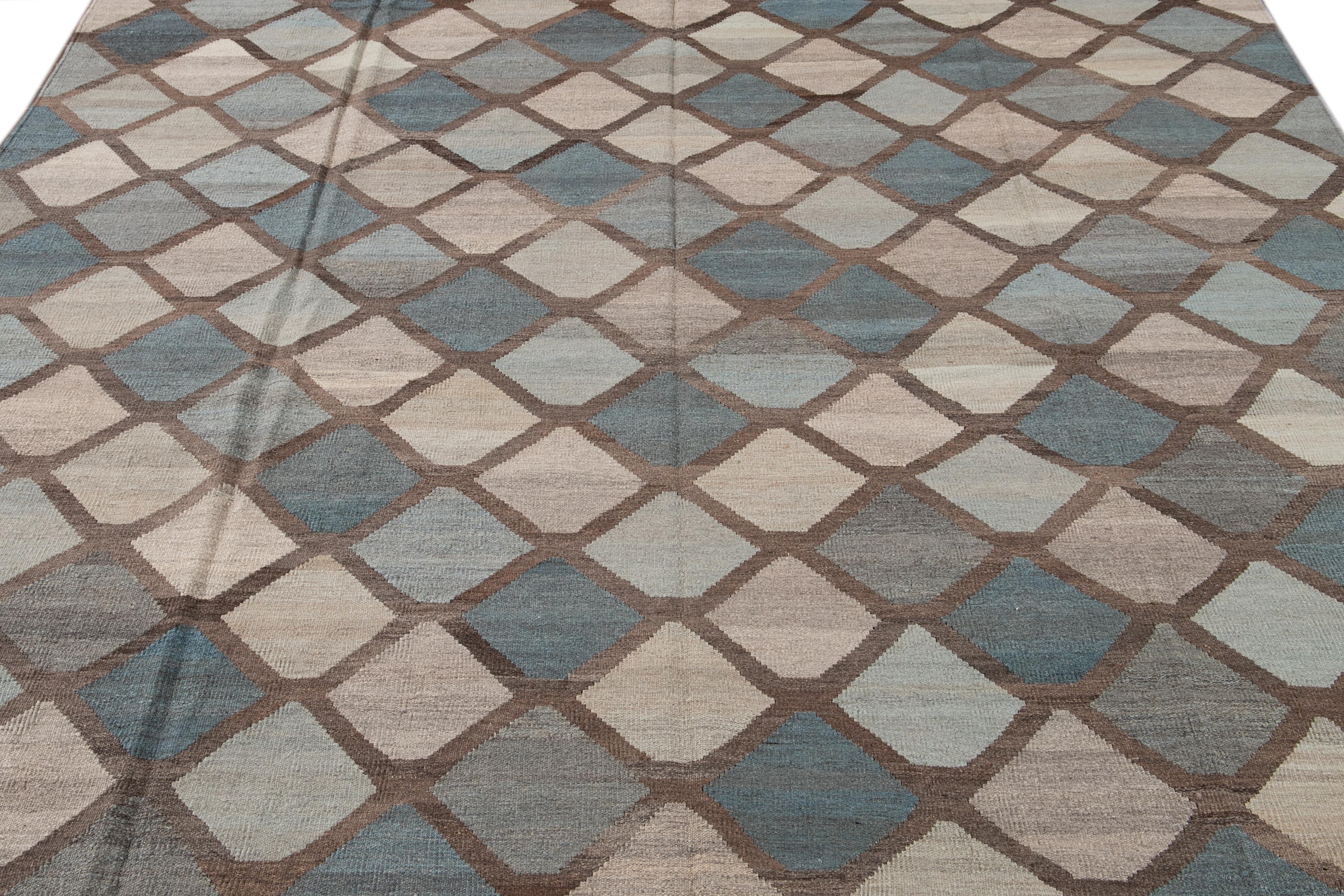 Moderner geometrischer Kilim-Teppich aus handgefertigter Wolle (Kelim) im Angebot