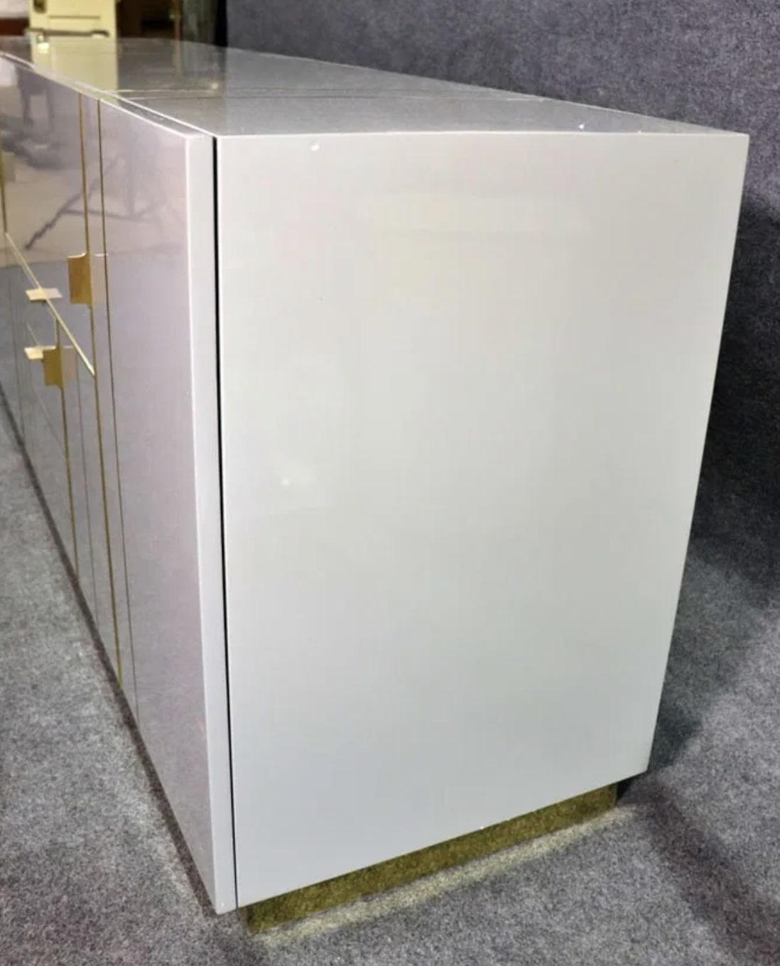 Laiton Enfilade laqué géométrique moderne en vente