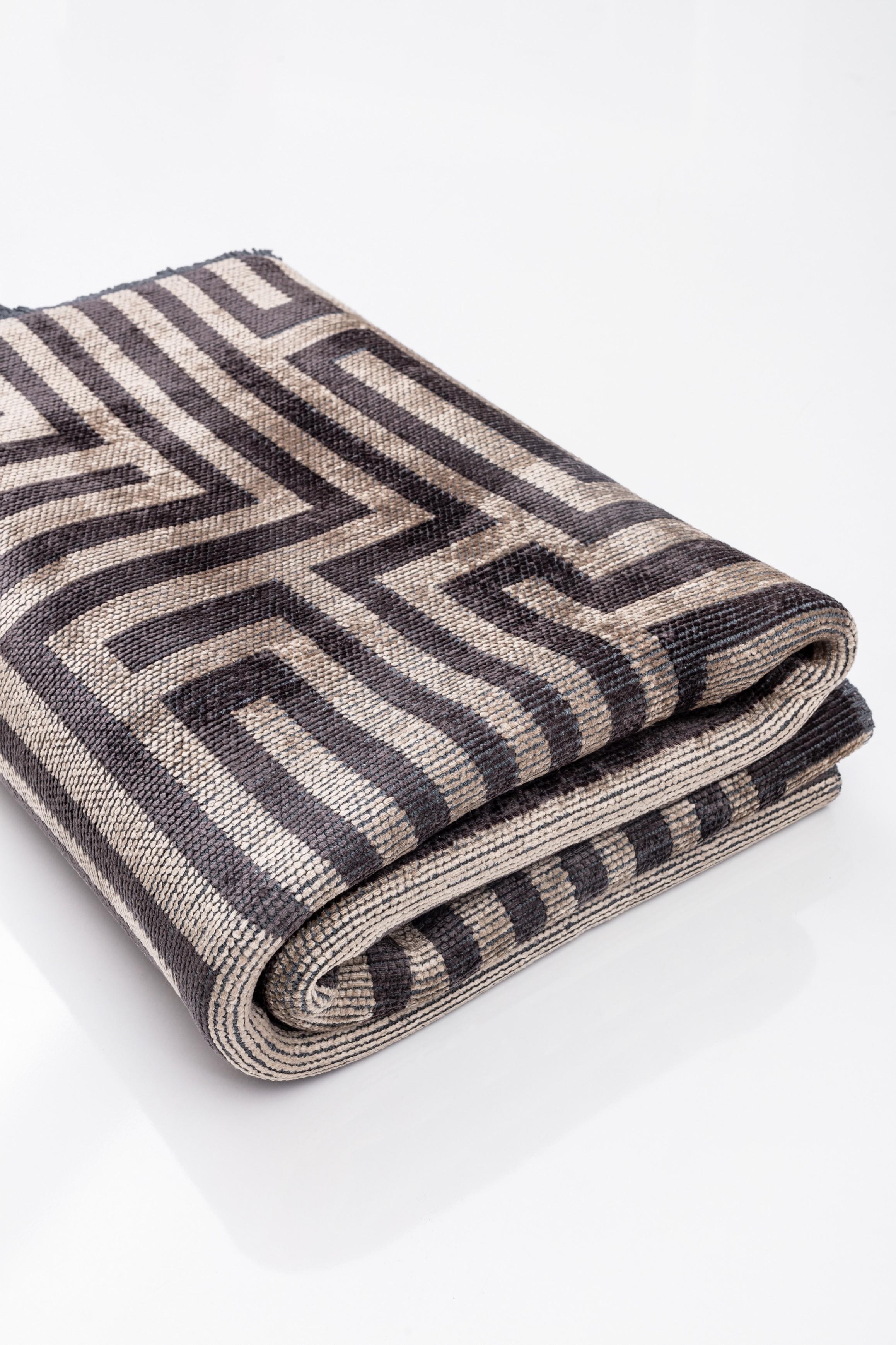 For Sale:  (Gray) Modern Geometric Luxury Area Rug 4