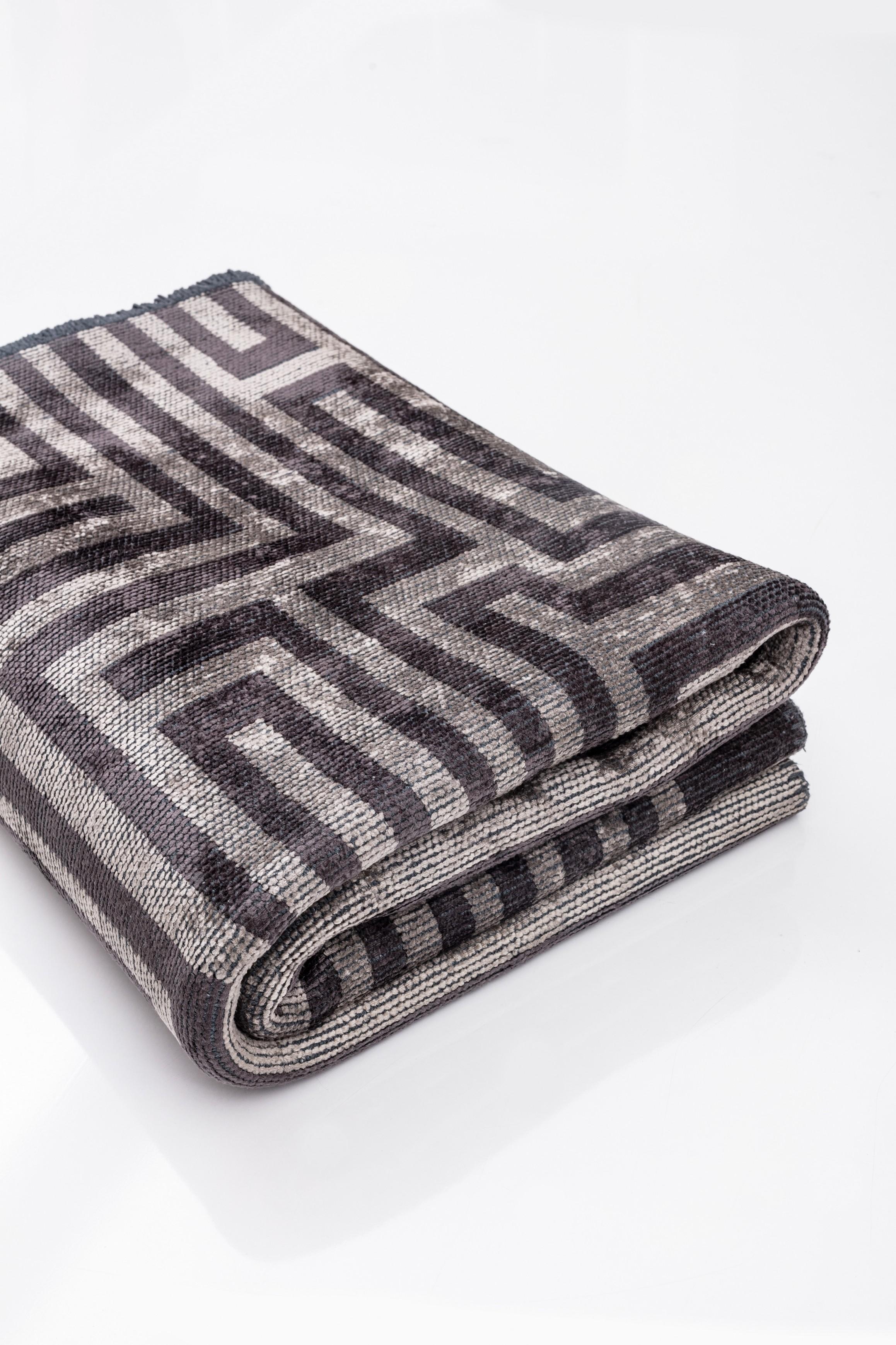 For Sale:  (Gray) Modern Geometric Luxury Area Rug 4