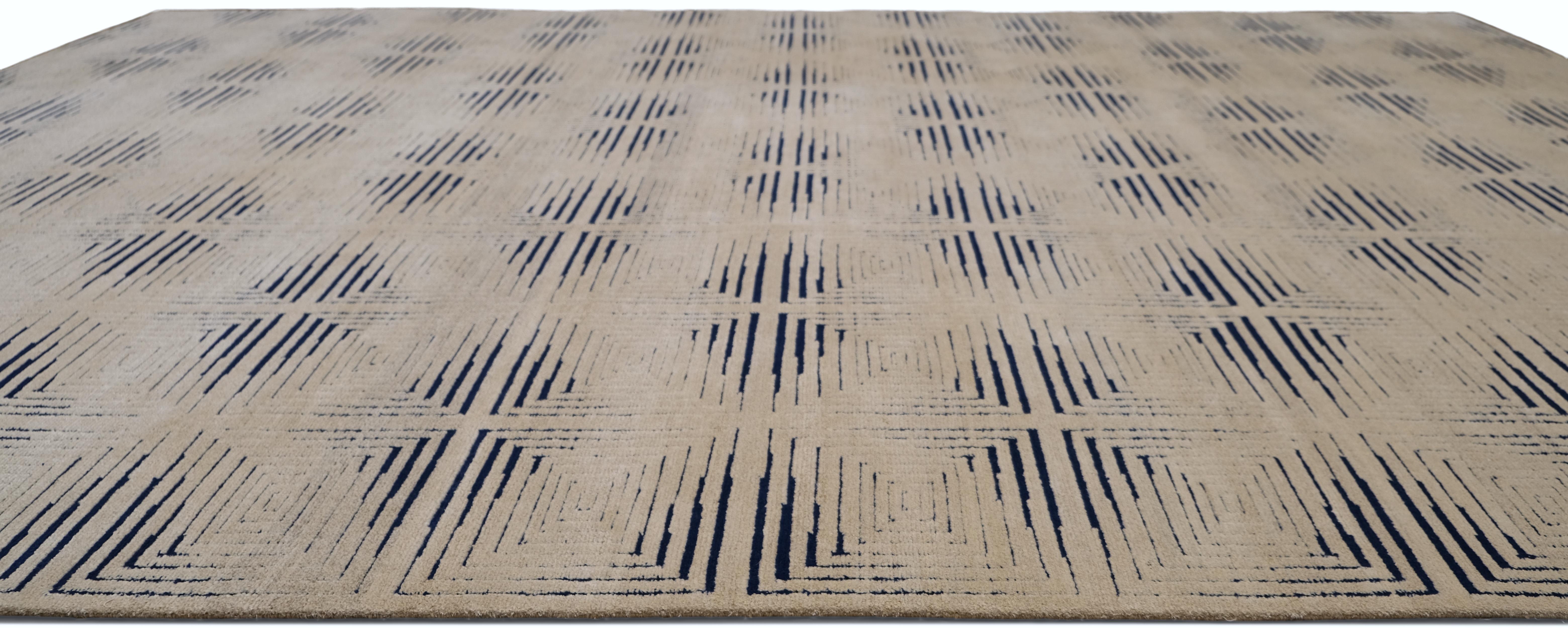 Questo tappeto in lana e seta annodato a mano presenta un accattivante motivo geometrico a labirinto, che combina le tonalità del beige e del blu navy per creare un'estetica elegante e moderna. Gli intricati motivi quadrati formano una composizione