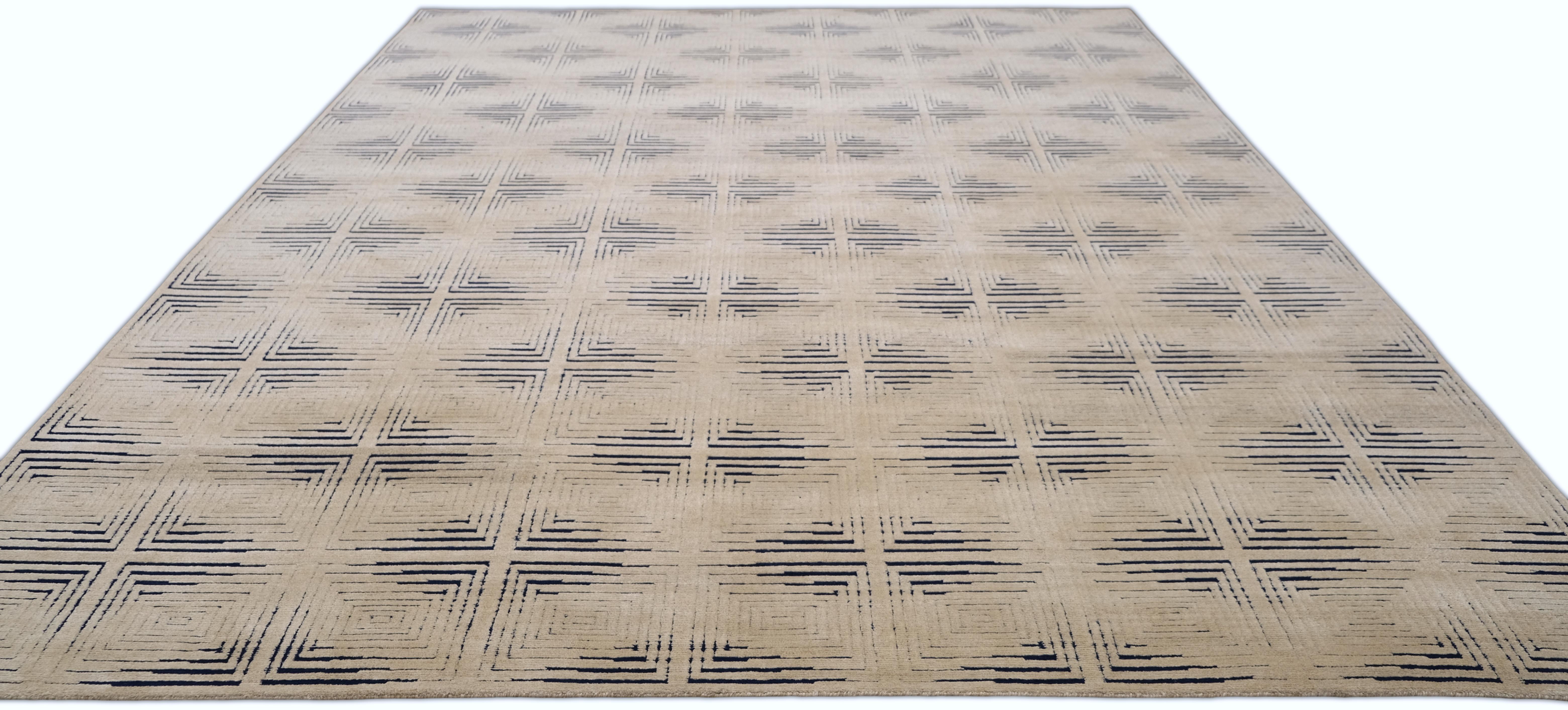 Moderno Tappeto moderno geometrico Maze in lana e seta beige e blu navy 9'x12' in vendita