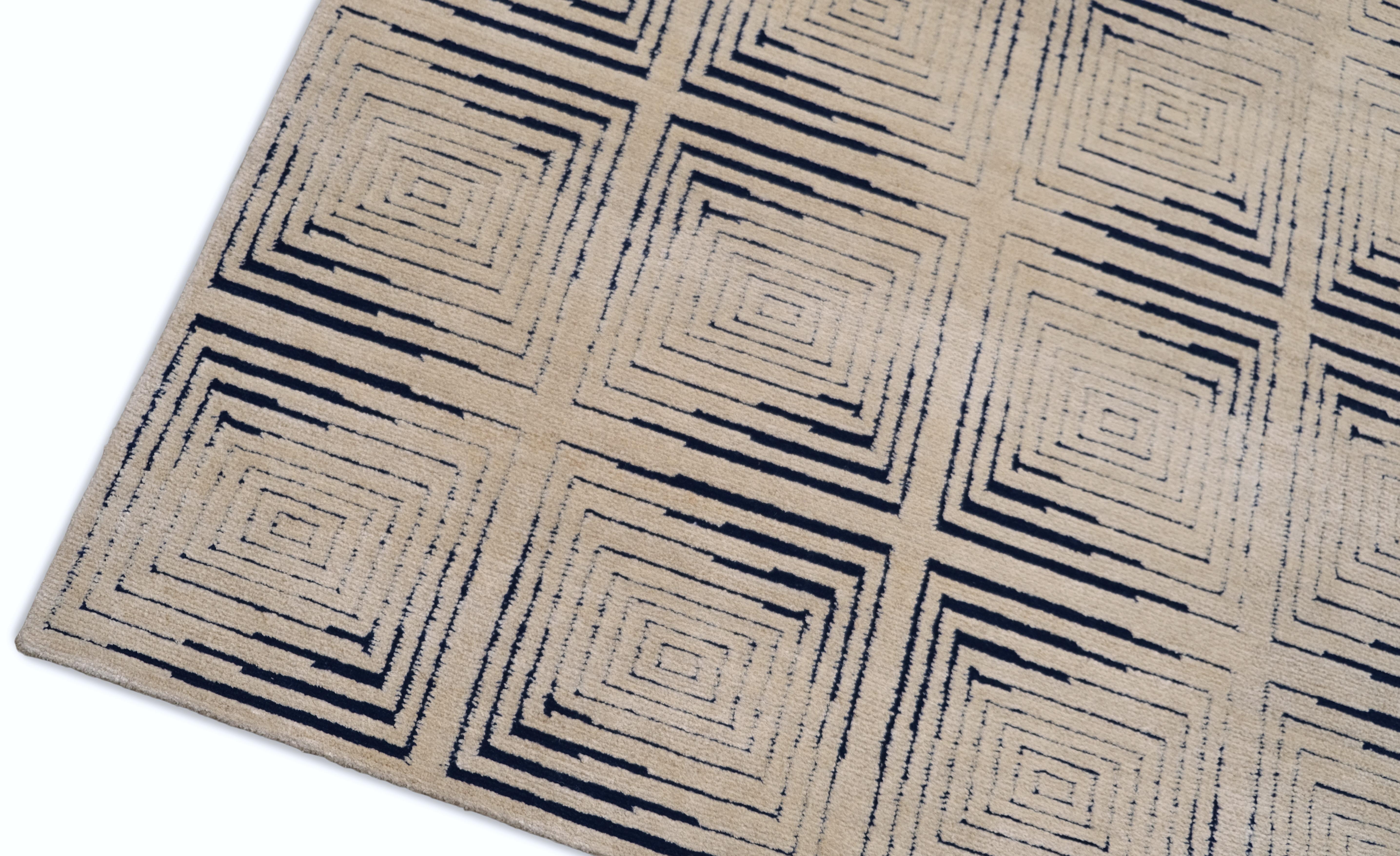 Annodato a mano Tappeto moderno geometrico Maze in lana e seta beige e blu navy 9'x12' in vendita
