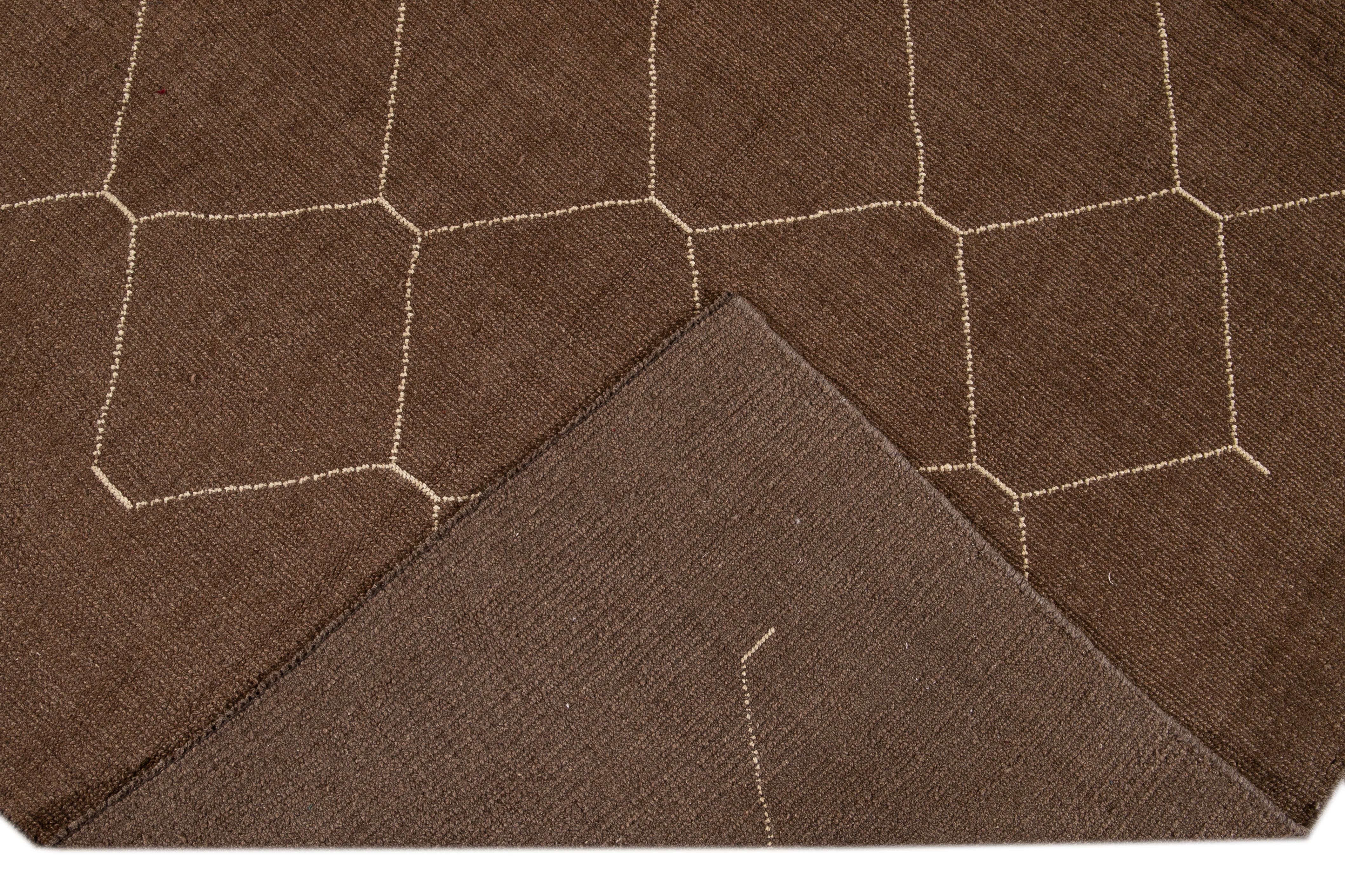 Schöner zeitgenössischer handgeknüpfter Wollteppich im marokkanischen Stil mit braunem Feld. Dieser marokkanische Teppich hat einen beigen Akzent in einem herrlichen geometrischen Rautenmuster-Design.

Dieser Teppich misst 7' x 10'.

  