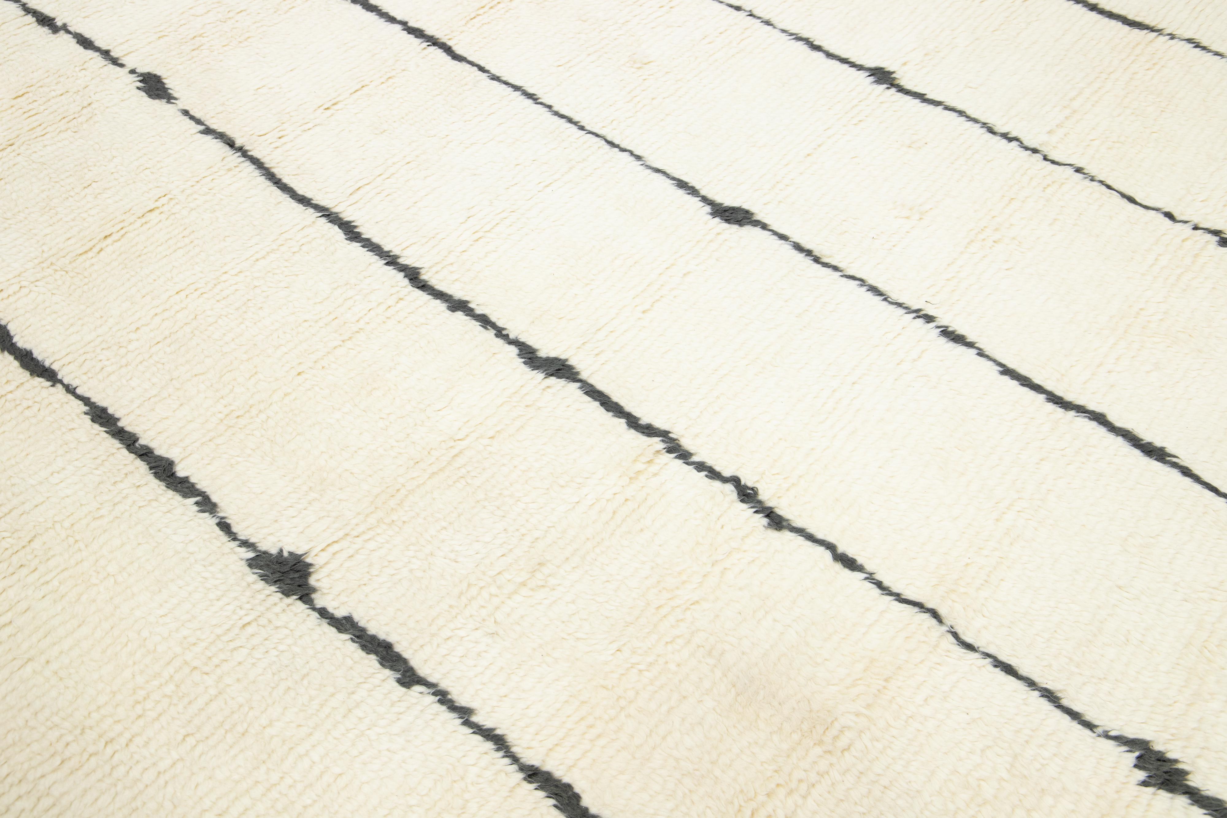 Tappeto moderno geometrico in lana in stile marocchino in avorio in vendita 2
