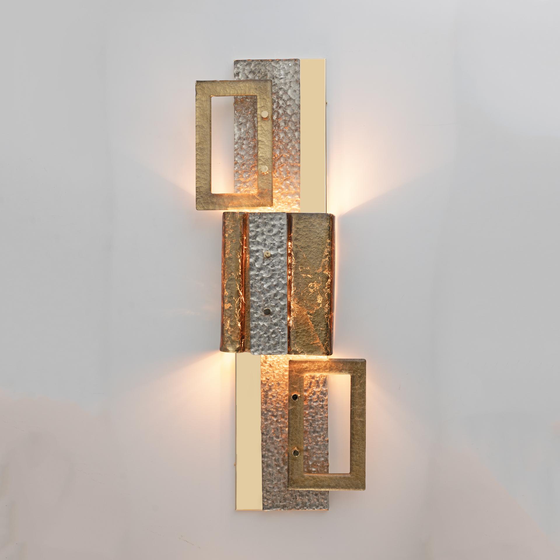 Laiton Lampe murale géométrique moderne en verre de Murano et laiton en vente