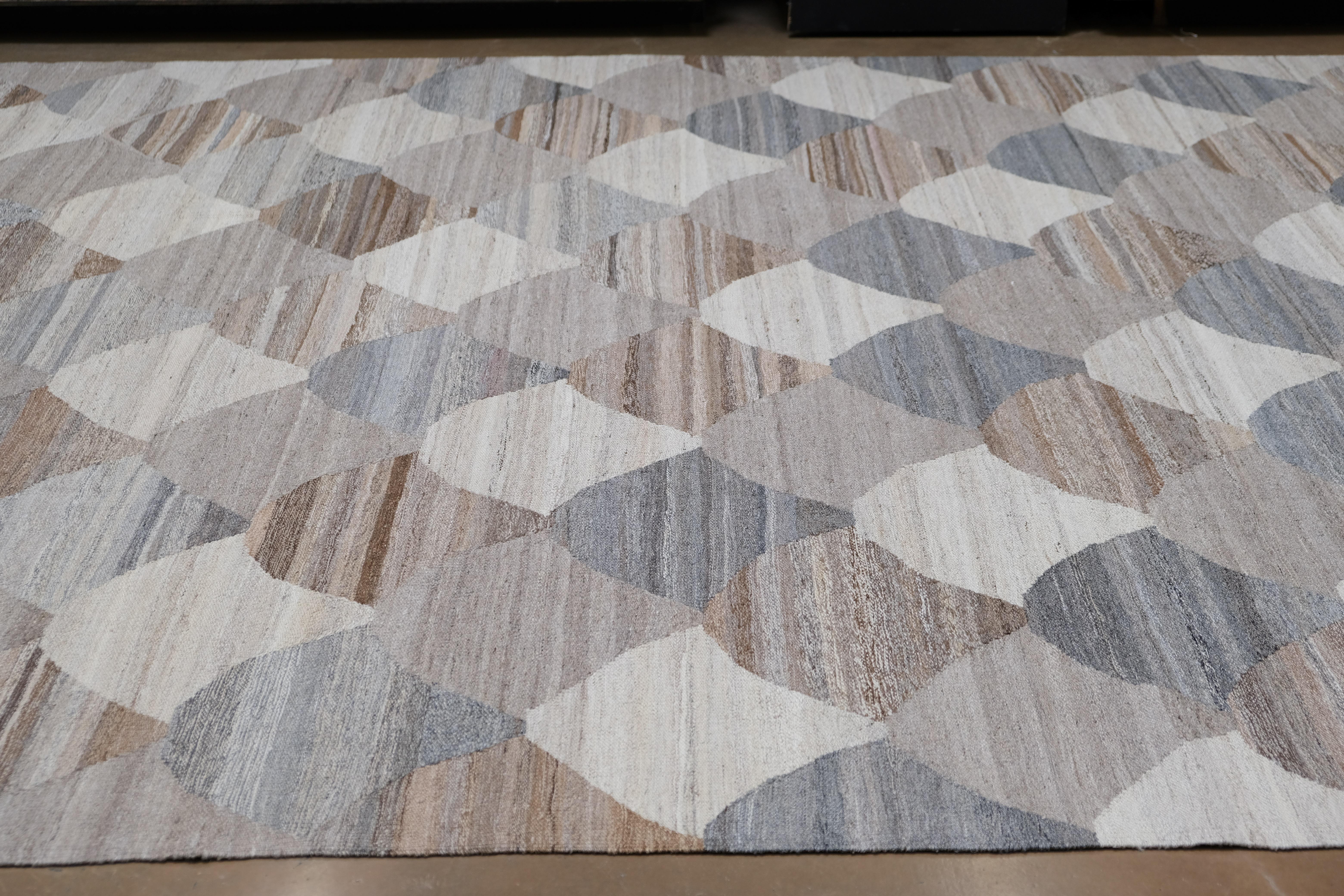 Moderner geometrischer natürlicher Woll-Kilim-Teppich 8'9''x11'10'' (21. Jahrhundert und zeitgenössisch) im Angebot