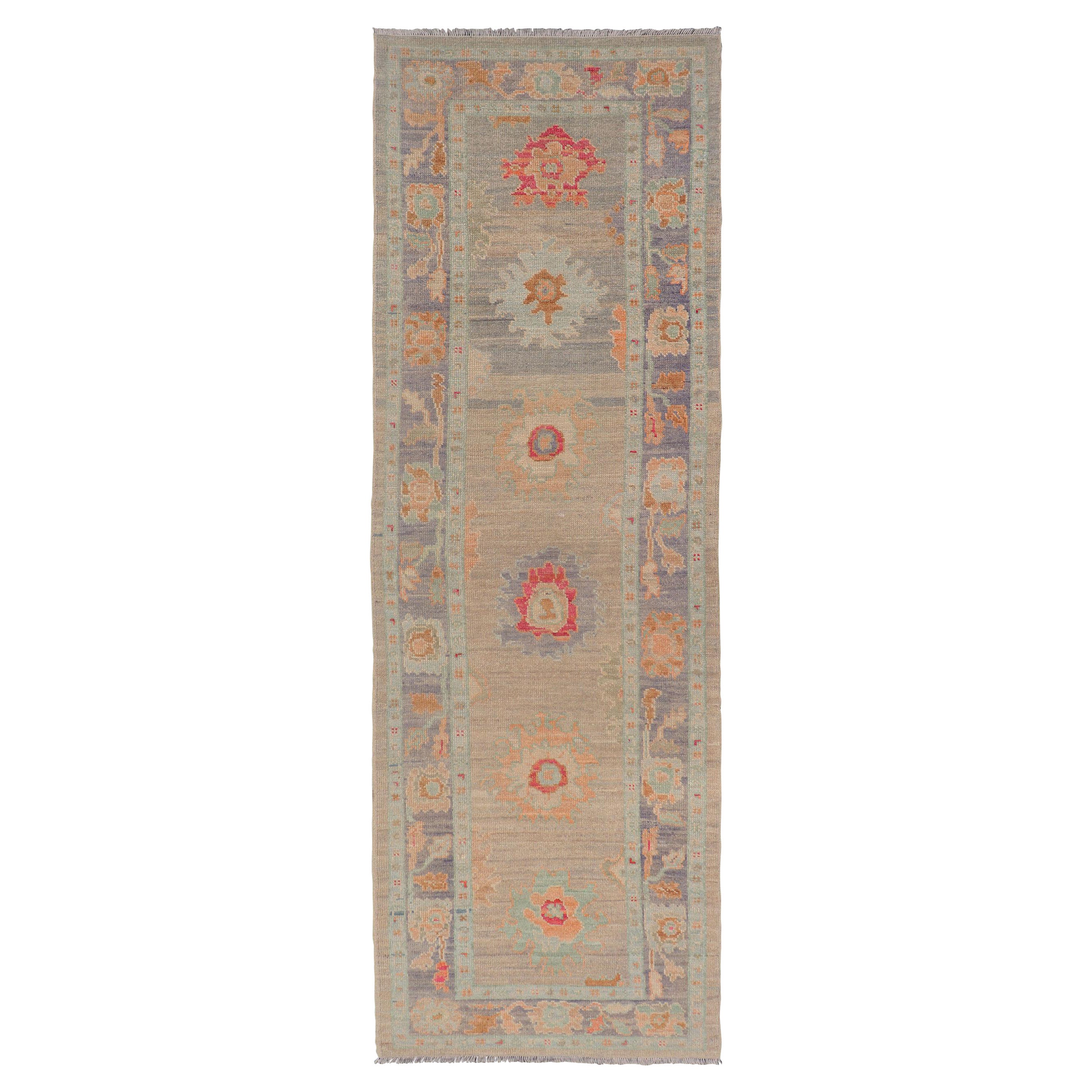 Oushak moderne géométrique en tapis de couloir brun clair, taupe et multicolore