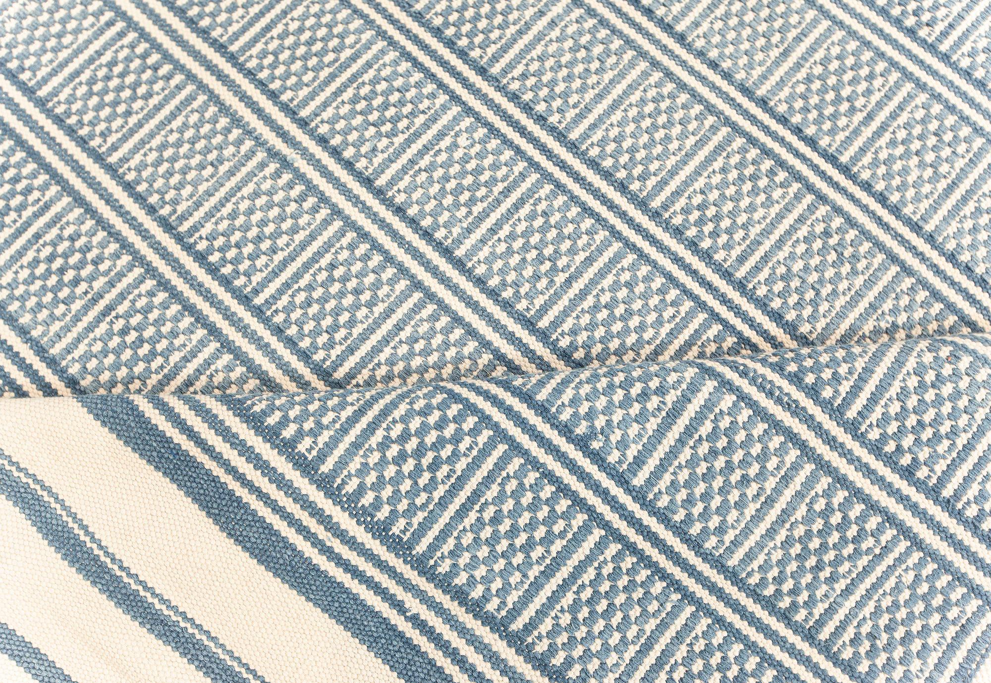 Moderner geometrischer blau-weißer Dhurrie-Teppich in Übergröße von Doris Leslie Blau.
Größe: 16'0