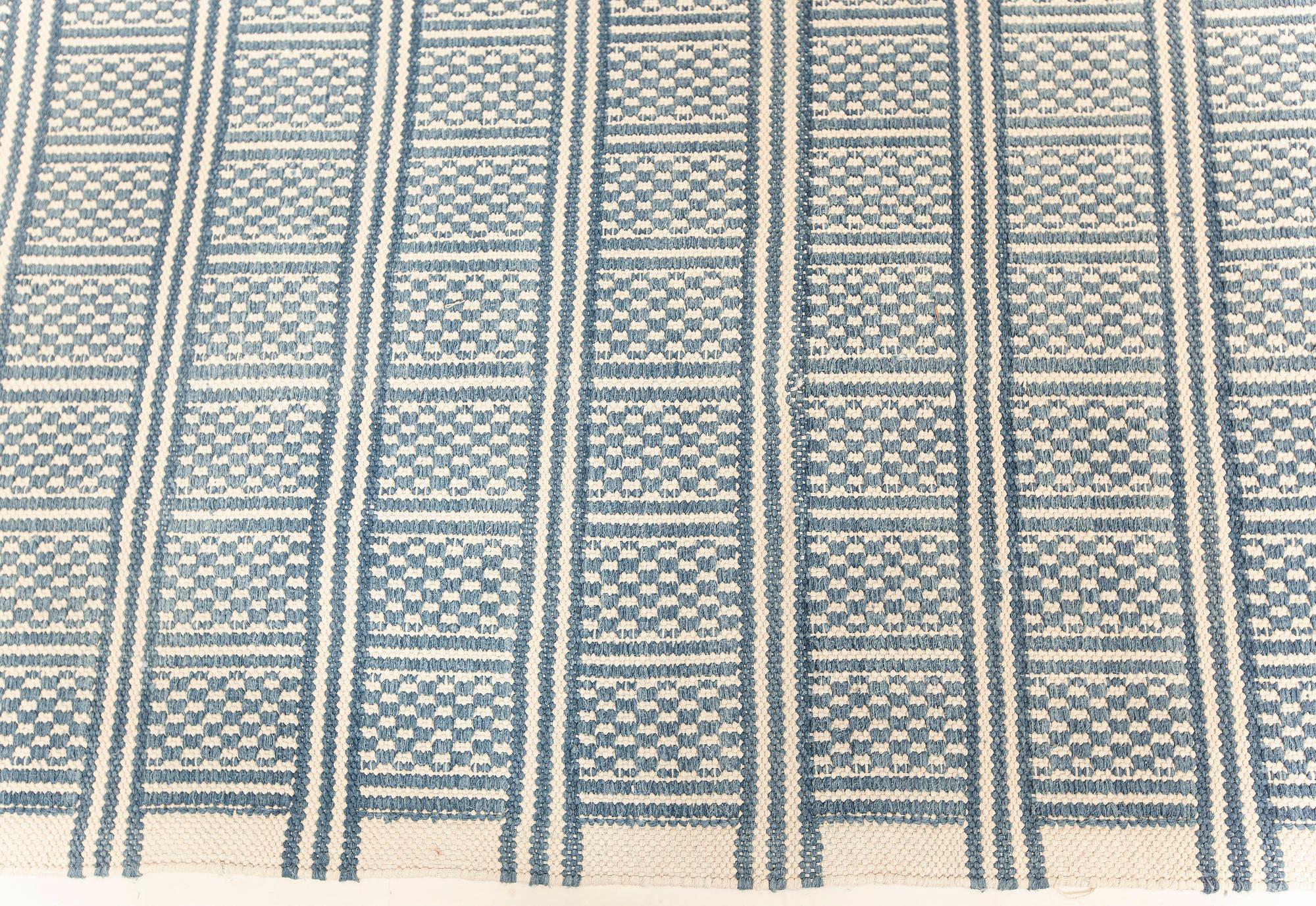 Moderner geometrischer übergroßer Dhurrie-Teppich in Blau und Weiß von Doris Leslie Blau (Indisch) im Angebot