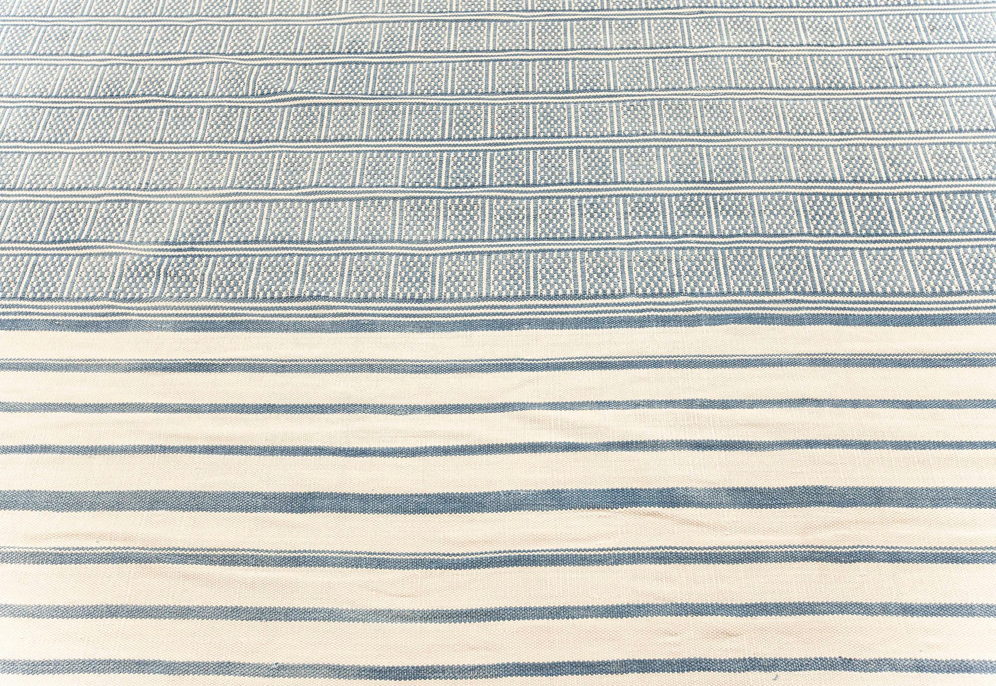 Moderner geometrischer übergroßer Dhurrie-Teppich in Blau und Weiß von Doris Leslie Blau im Zustand „Neu“ im Angebot in New York, NY