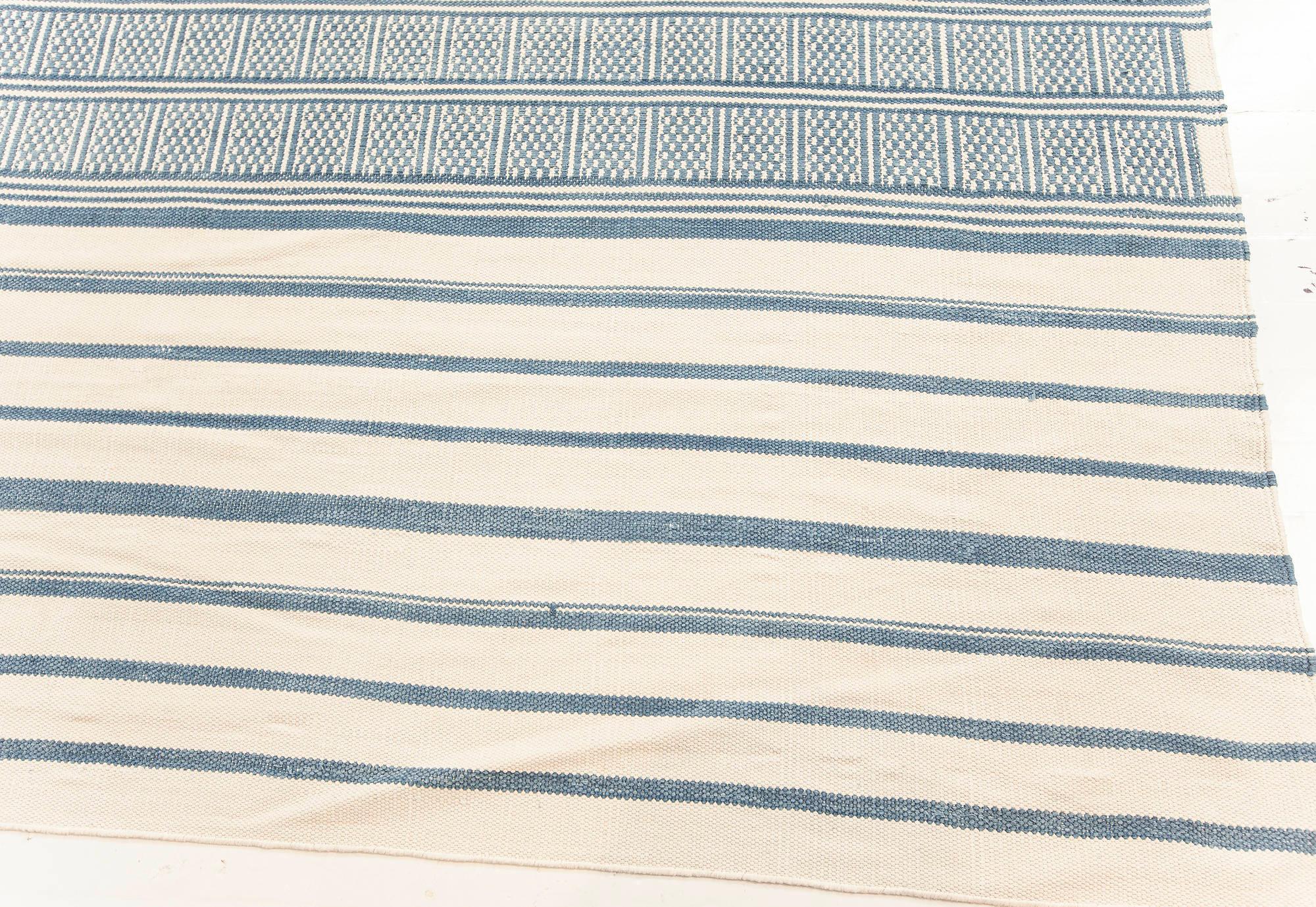 Moderner geometrischer übergroßer Dhurrie-Teppich in Blau und Weiß von Doris Leslie Blau (21. Jahrhundert und zeitgenössisch) im Angebot