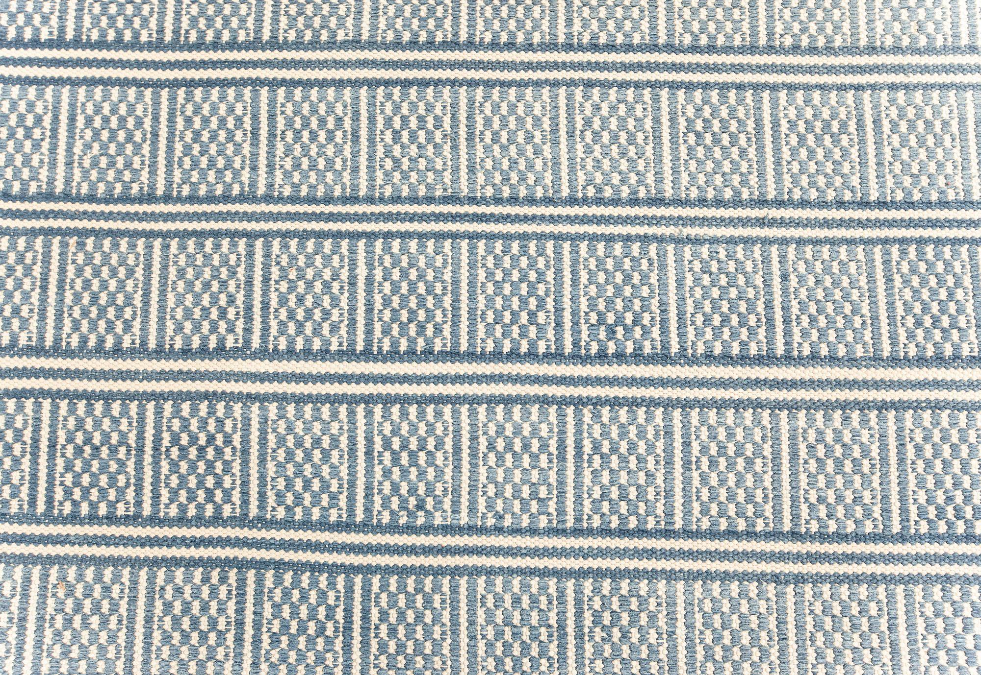 Moderner geometrischer übergroßer Dhurrie-Teppich in Blau und Weiß von Doris Leslie Blau (Baumwolle) im Angebot