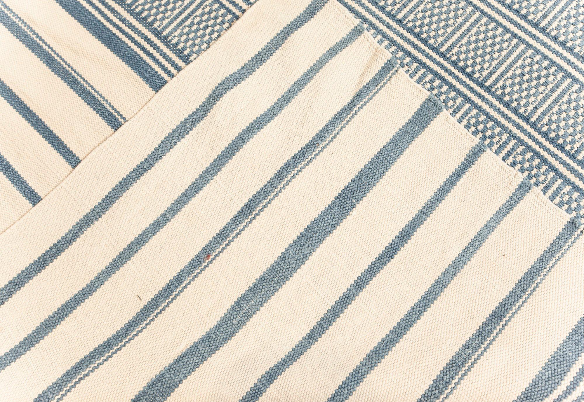 Moderner geometrischer übergroßer Dhurrie-Teppich in Blau und Weiß von Doris Leslie Blau im Angebot 1