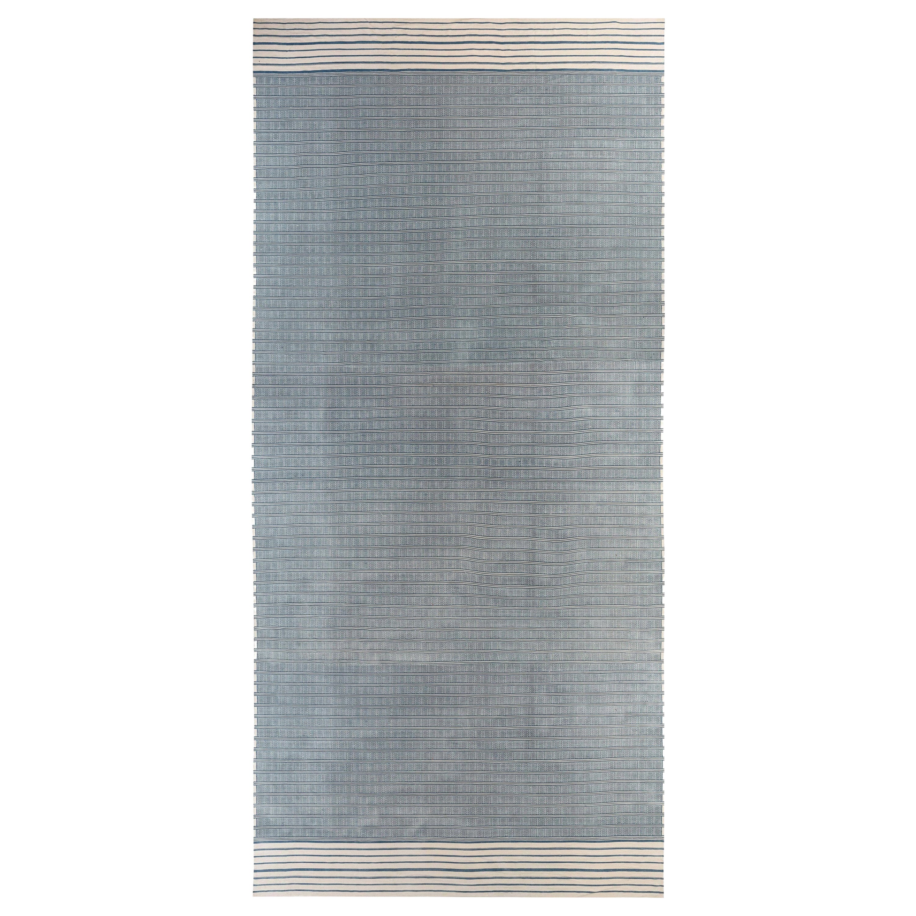 Moderner geometrischer übergroßer Dhurrie-Teppich in Blau und Weiß von Doris Leslie Blau