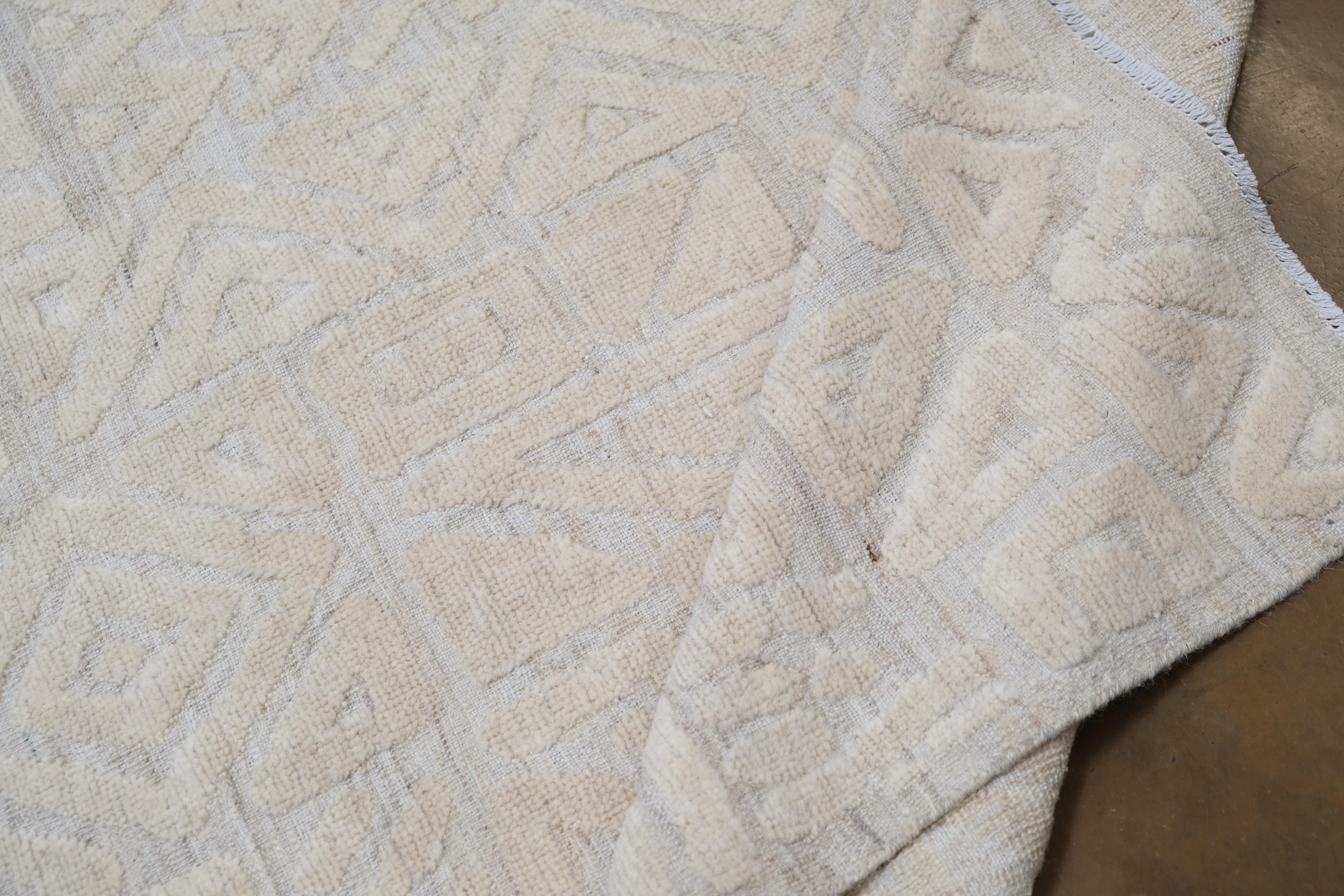 Dieser exquisite, handgeknüpfte Wollteppich aus Pakistan zeigt eine atemberaubende Mischung aus zeitgenössischem Design und traditioneller Handwerkskunst. Mit einer Größe von ca. 8'10