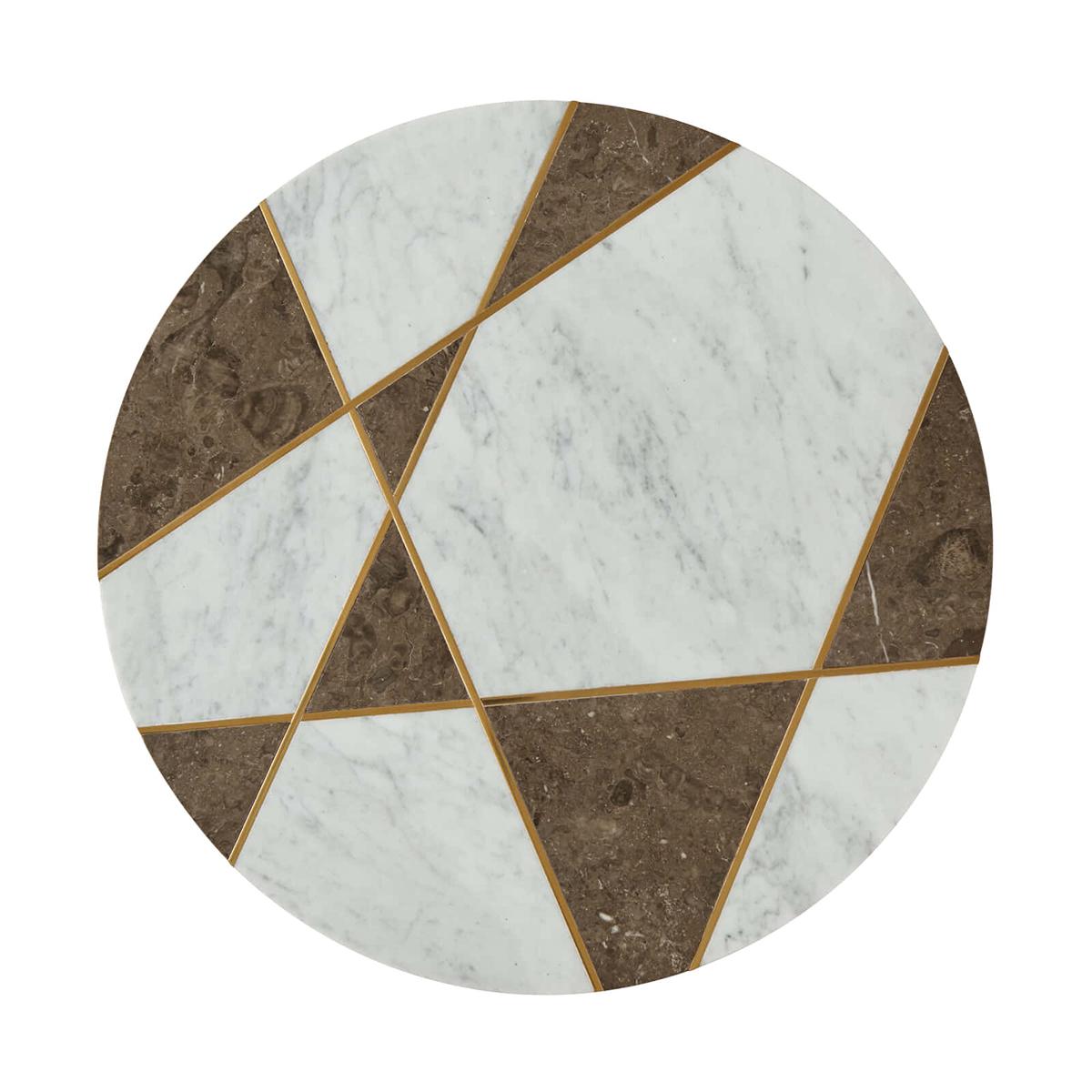Moderner geometrischer Beistelltisch mit einer runden Platte aus olivgrauem und weißem Bianco Cararra-Marmor und sich kreuzenden Relieflinien aus Messing auf einem abgewinkelten dreiteiligen Stahlsockel in Messingoptik.

Abmessungen: 24